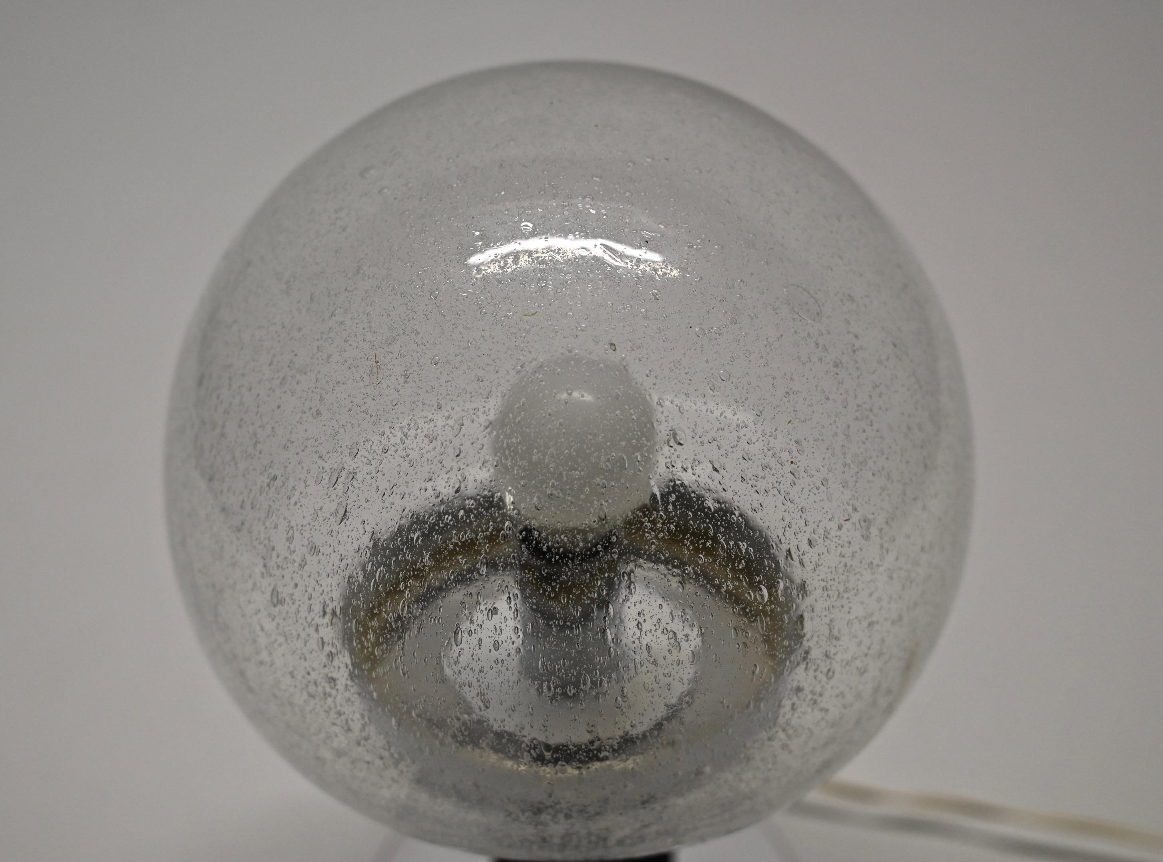 Paire de lampes de table italiennes du MIdec siècle, chromées, avec abat-jour en verre bulle, années 1980 en vente 11