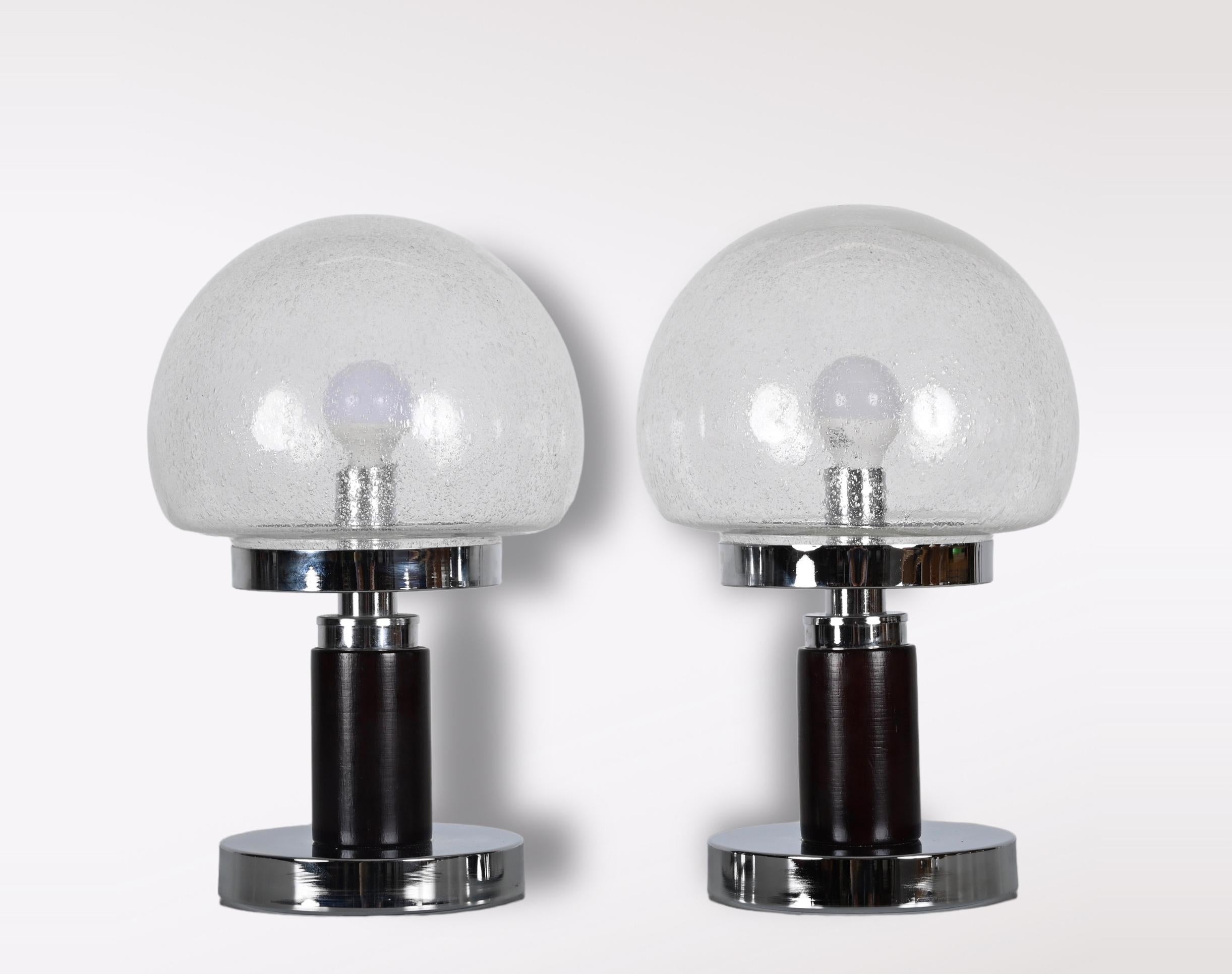 Mid-Century Modern Paire de lampes de table italiennes du MIdec siècle, chromées, avec abat-jour en verre bulle, années 1980 en vente