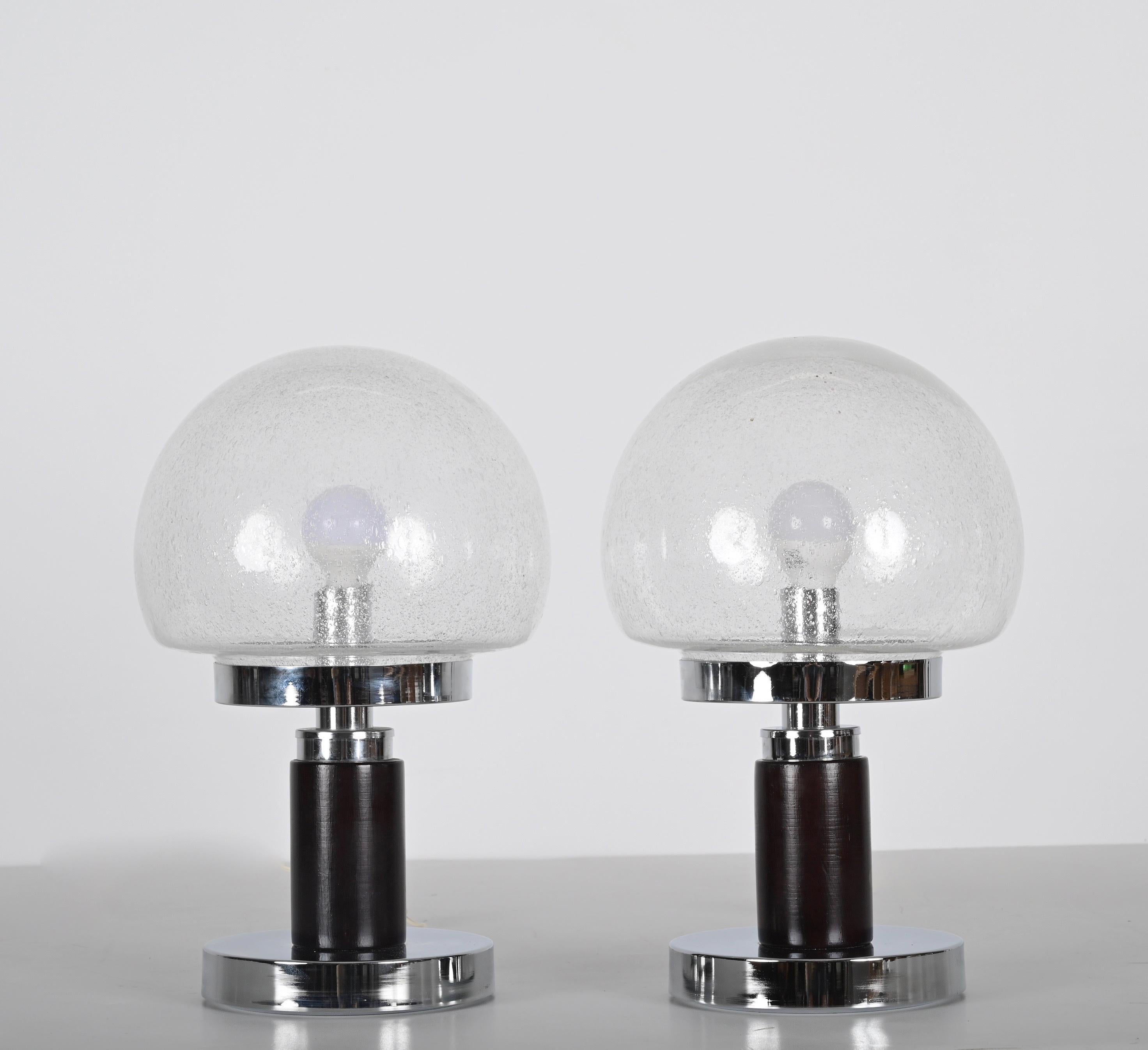 Verre Paire de lampes de table italiennes du MIdec siècle, chromées, avec abat-jour en verre bulle, années 1980 en vente