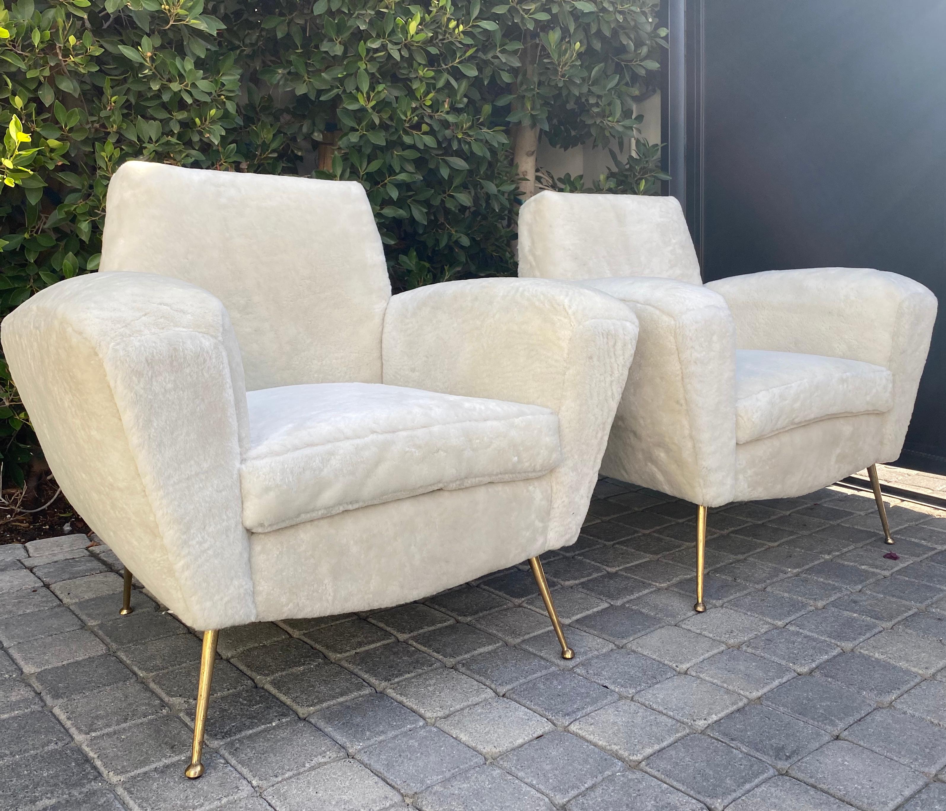 Pair of Midcentury Italian Club Chairs in White Shearling Inspired by Lenzi 548 In Good Condition For Sale In West Hollywood, CA