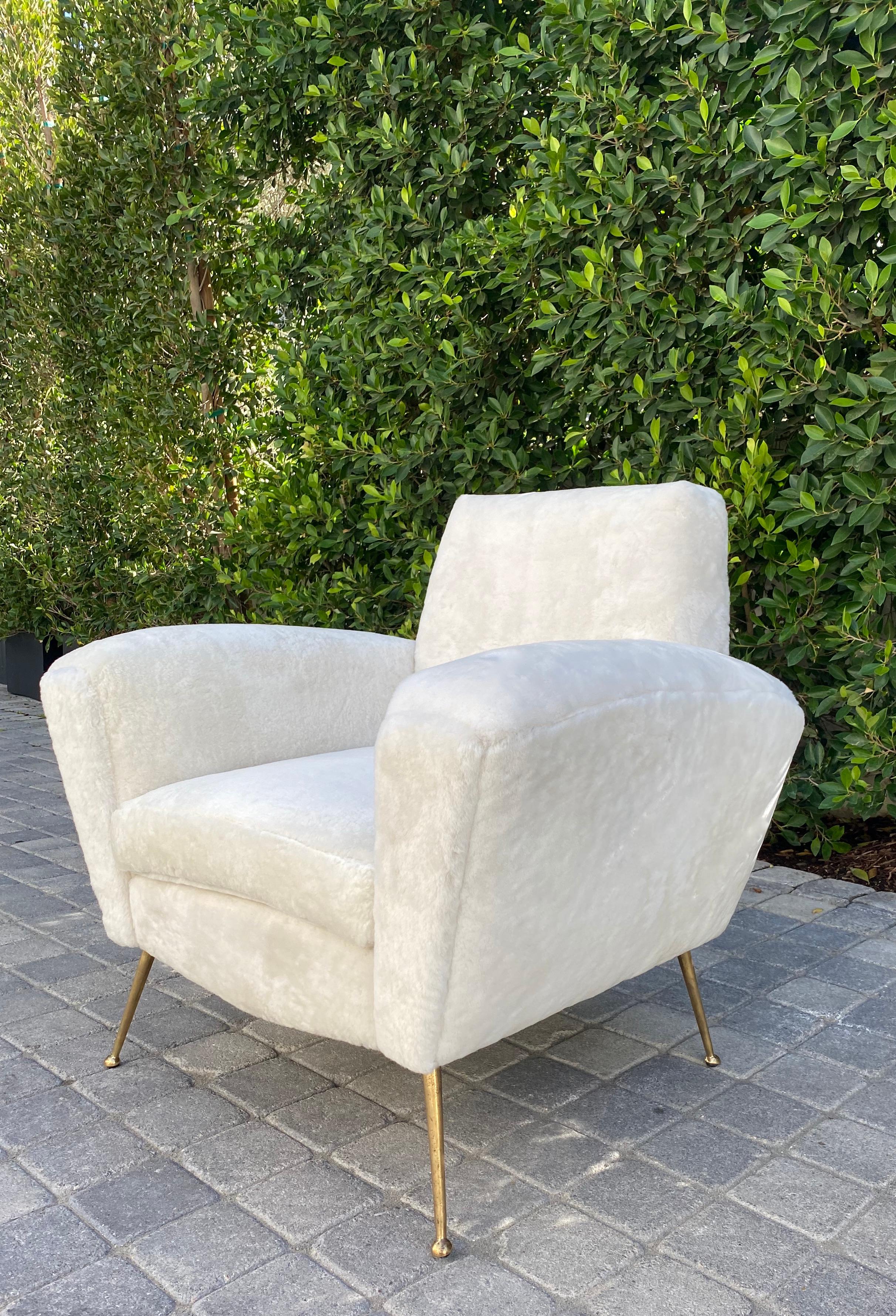 Mid-20th Century Pair of Midcentury Italian Club Chairs in White Shearling Inspired by Lenzi 548 For Sale
