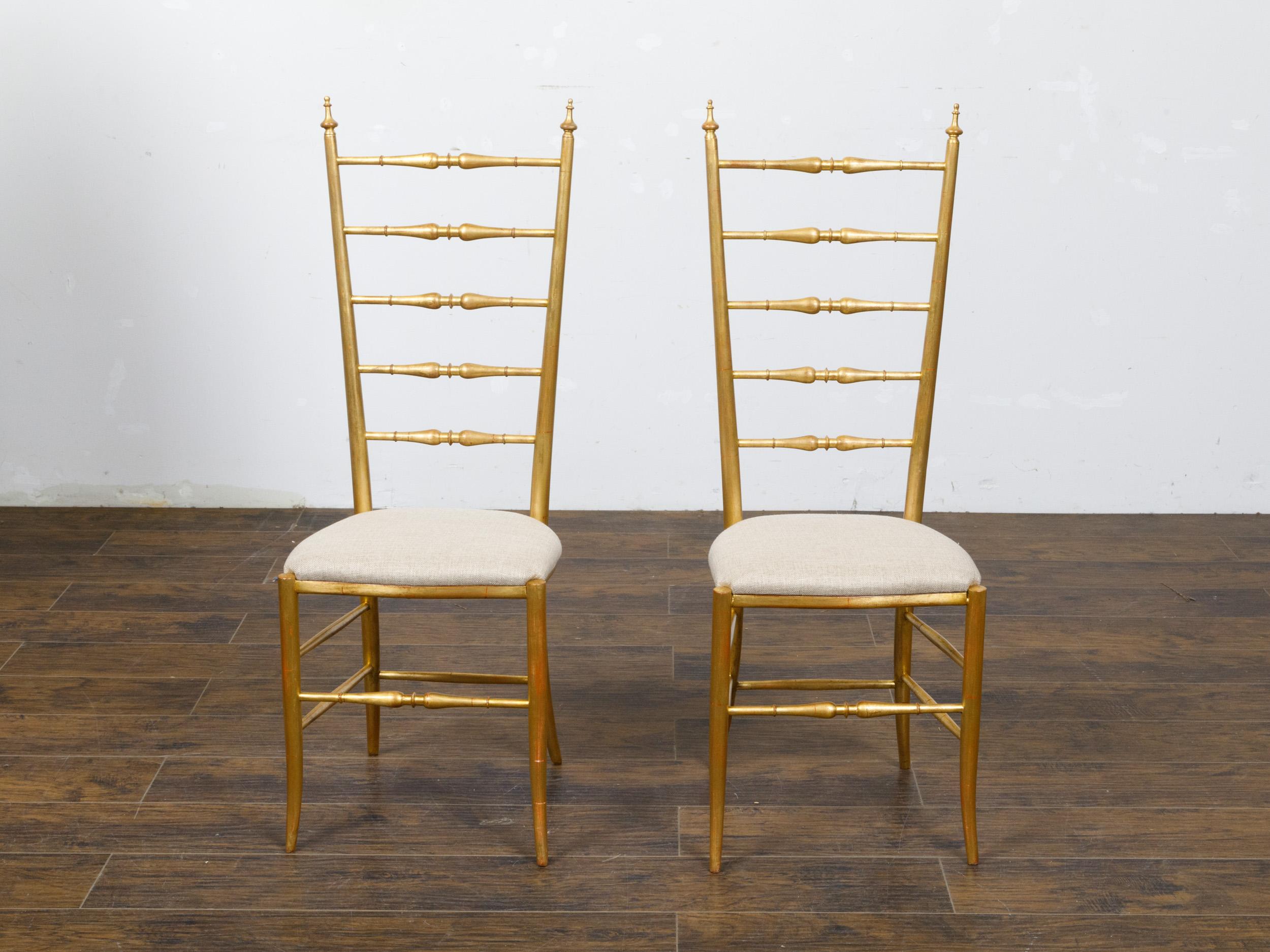 Paar italienische vergoldete Holzstühle mit hoher Rückenlehne und Polsterung aus der Mitte des Jahrhunderts im Angebot 6