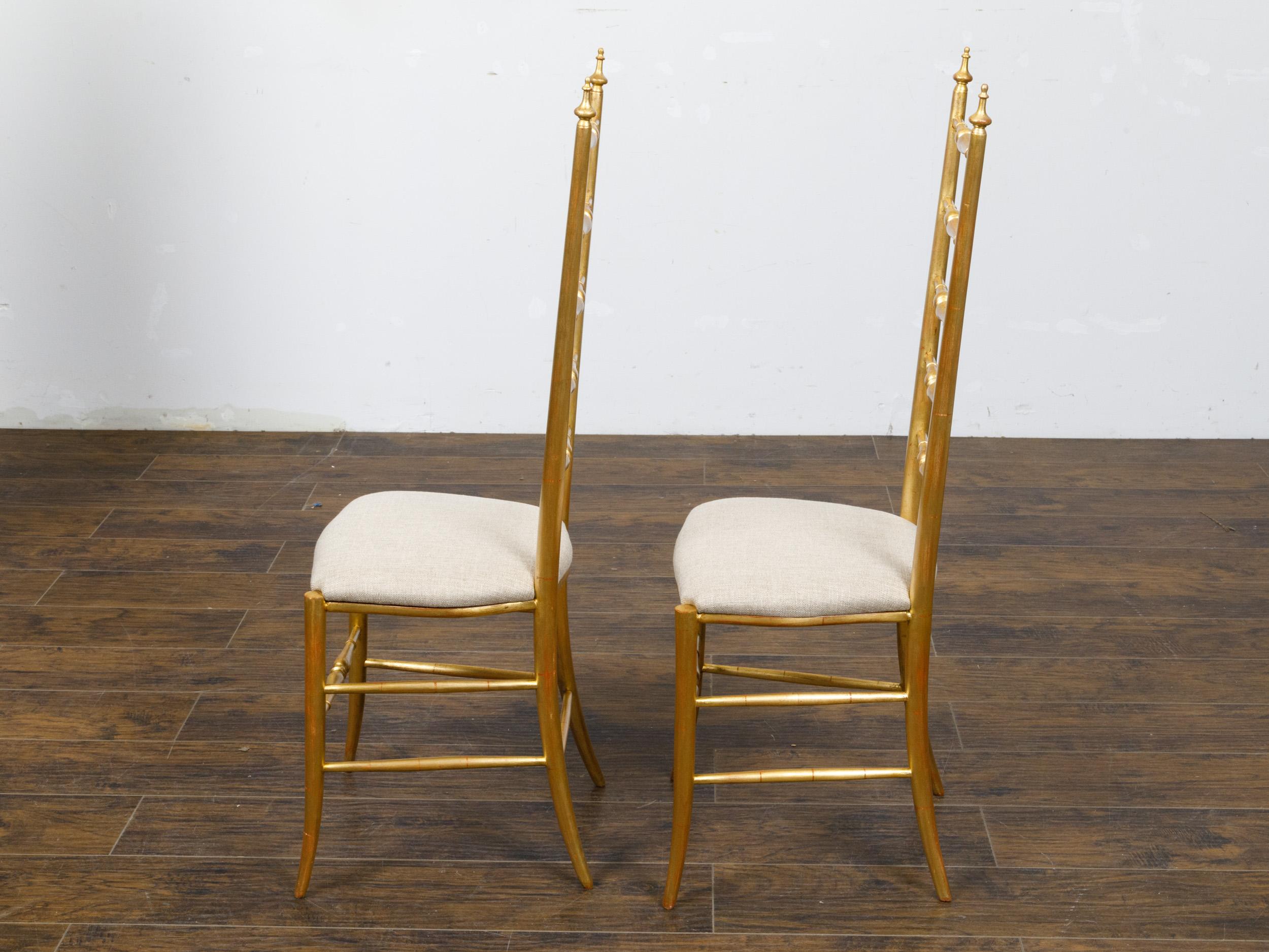 Paar italienische vergoldete Holzstühle mit hoher Rückenlehne und Polsterung aus der Mitte des Jahrhunderts (Moderne der Mitte des Jahrhunderts) im Angebot