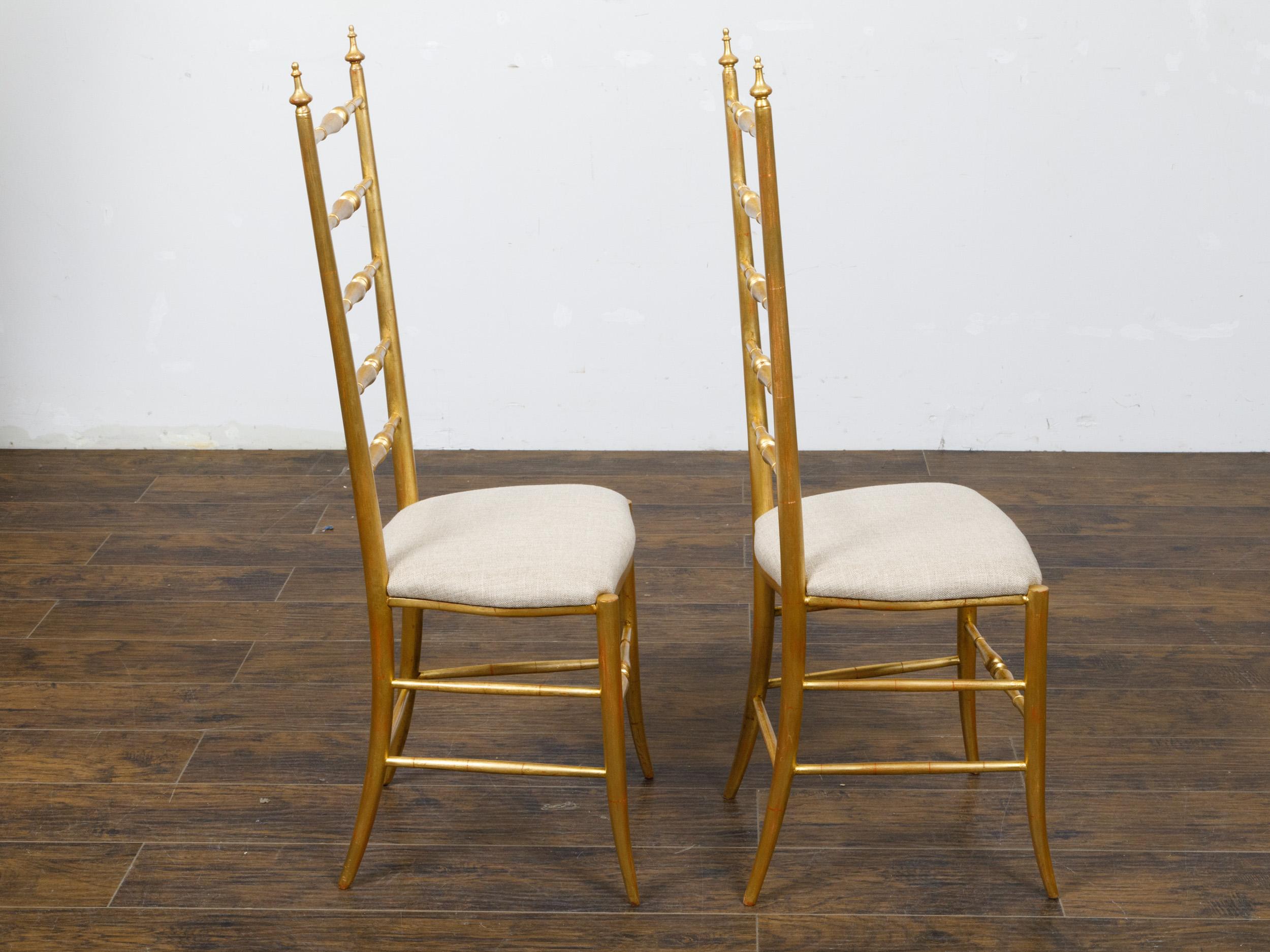 Paar italienische vergoldete Holzstühle mit hoher Rückenlehne und Polsterung aus der Mitte des Jahrhunderts (Vergoldet) im Angebot