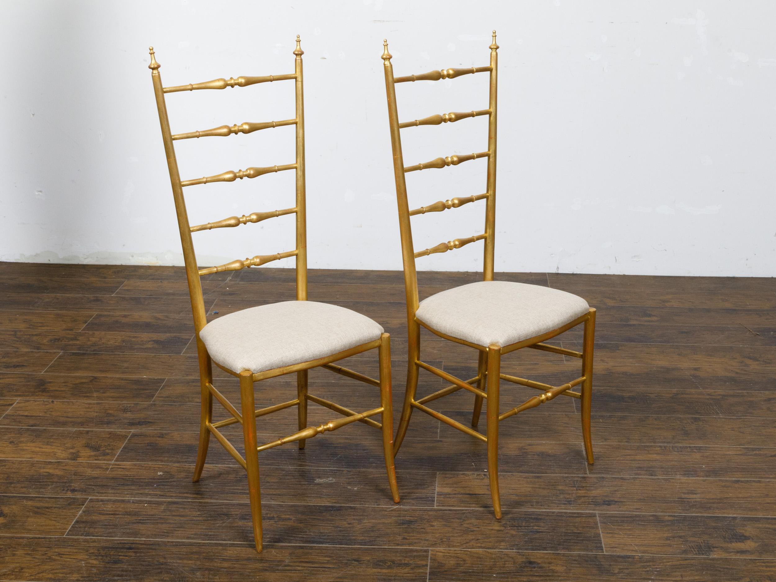 20ième siècle Paire de chaises d'appoint italiennes du milieu du siècle dernier à haut dossier en bois doré avec tapisserie en vente
