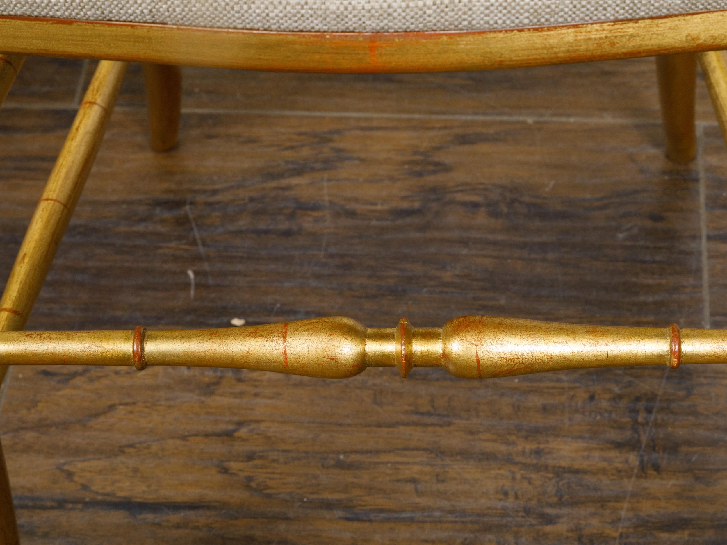 Paar italienische vergoldete Holzstühle mit hoher Rückenlehne und Polsterung aus der Mitte des Jahrhunderts im Angebot 1
