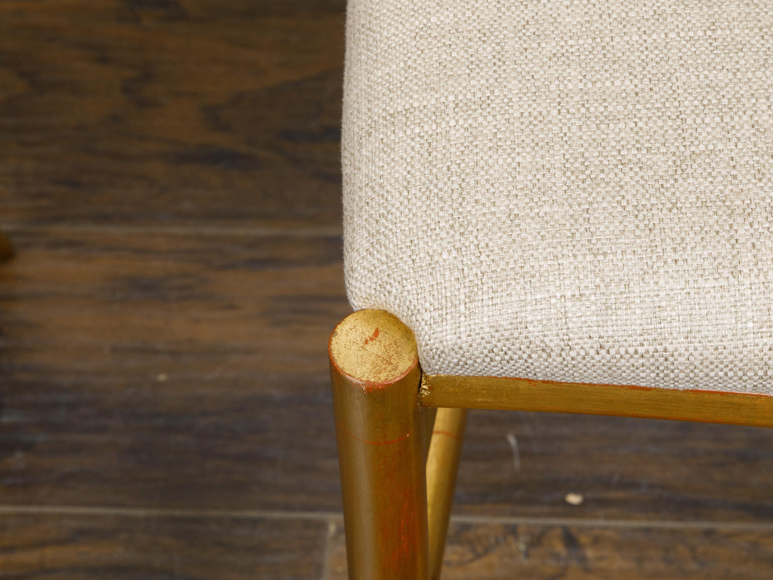 Paire de chaises d'appoint italiennes du milieu du siècle dernier à haut dossier en bois doré avec tapisserie en vente 2