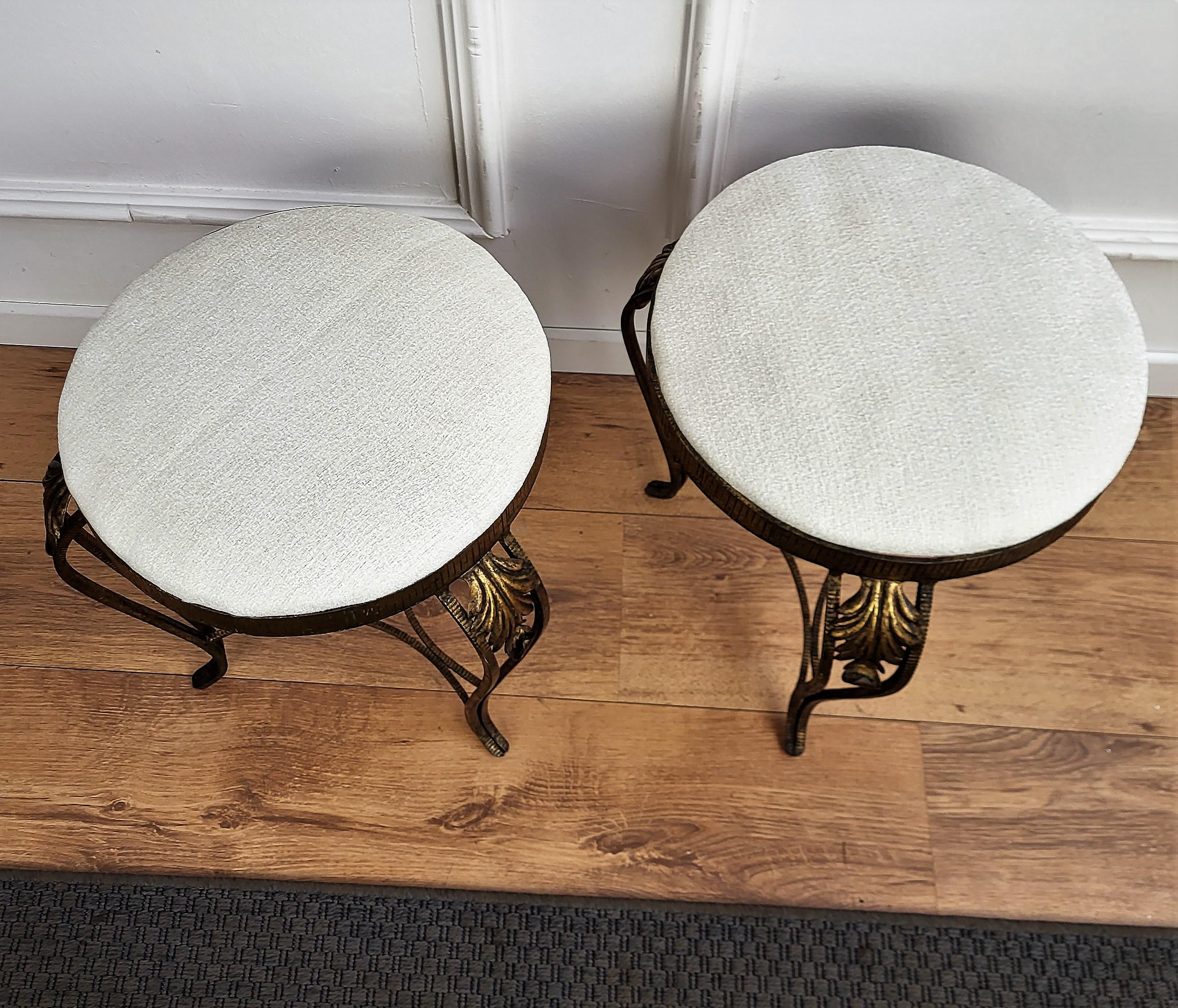 Pair of Mid-Century Italian Gold Brass and White Upholstery Tripod Stools Bench In Good Condition For Sale In Carimate, Como