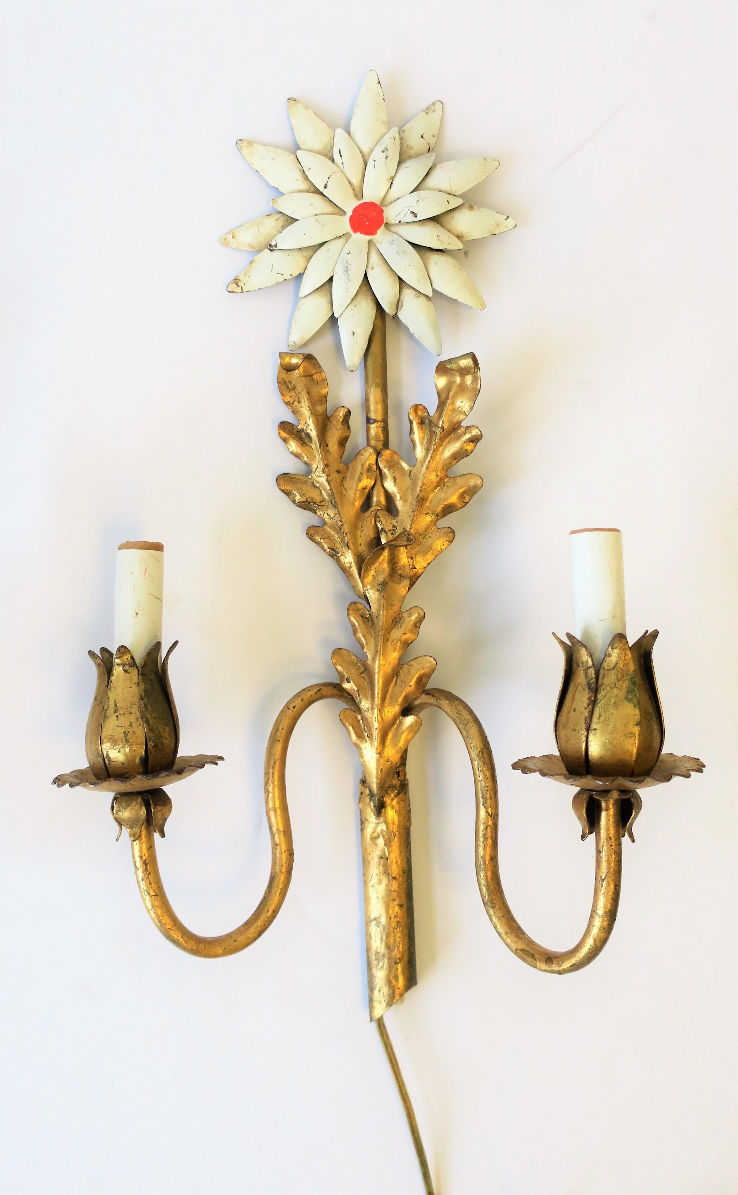 Pair of Midcentury Italian Gold Gilt Tole Metal Flower Sconces In Good Condition In New York, NY