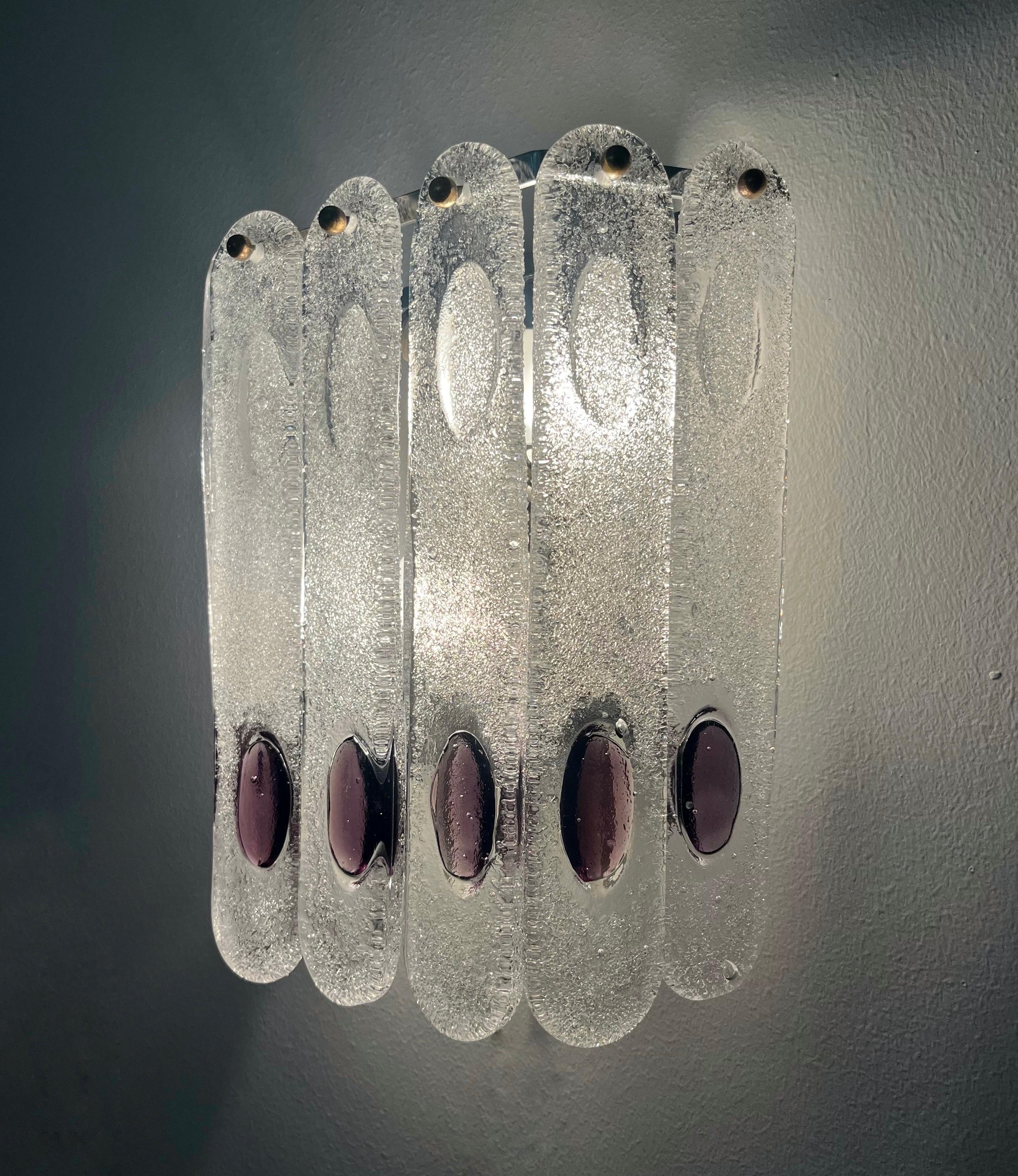 Mid-Century moderno Coppia di grandi lampade da parete di Murano color lilla di Mazzega Murano, anni 70 in vendita