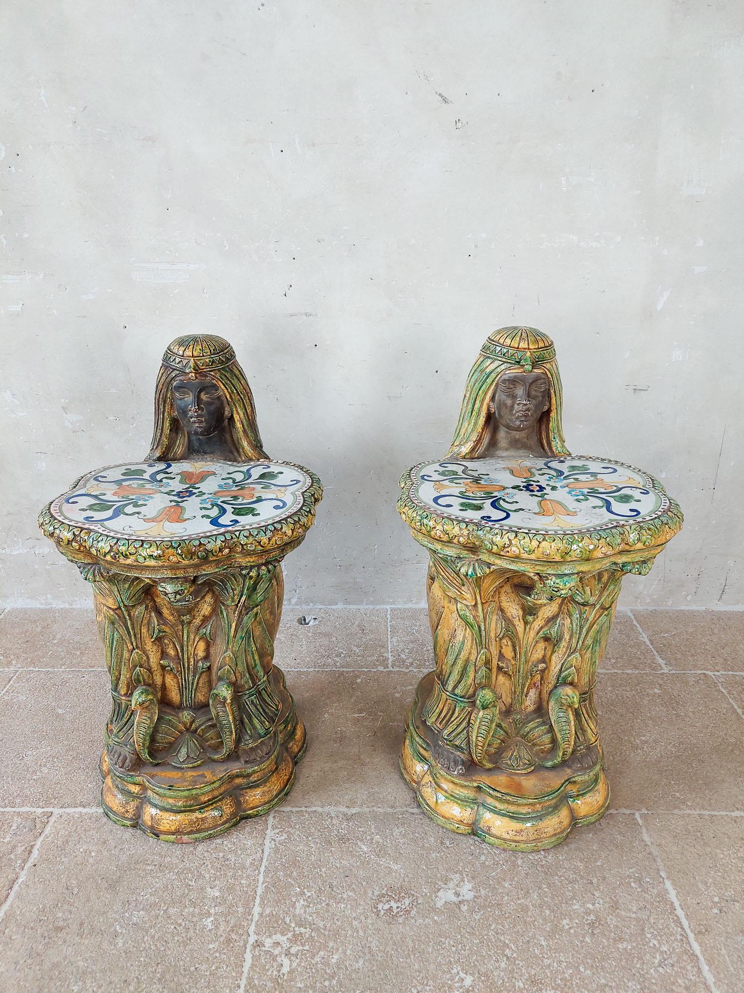 Paire de sièges de jardin en porcelaine Majolica italienne du milieu du siècle, délicatement sculptés en forme de femme égyptienne. Fabriquées par Vietri Ceramics, ces pièces uniques servent non seulement de sièges de jardin élégants, mais aussi de