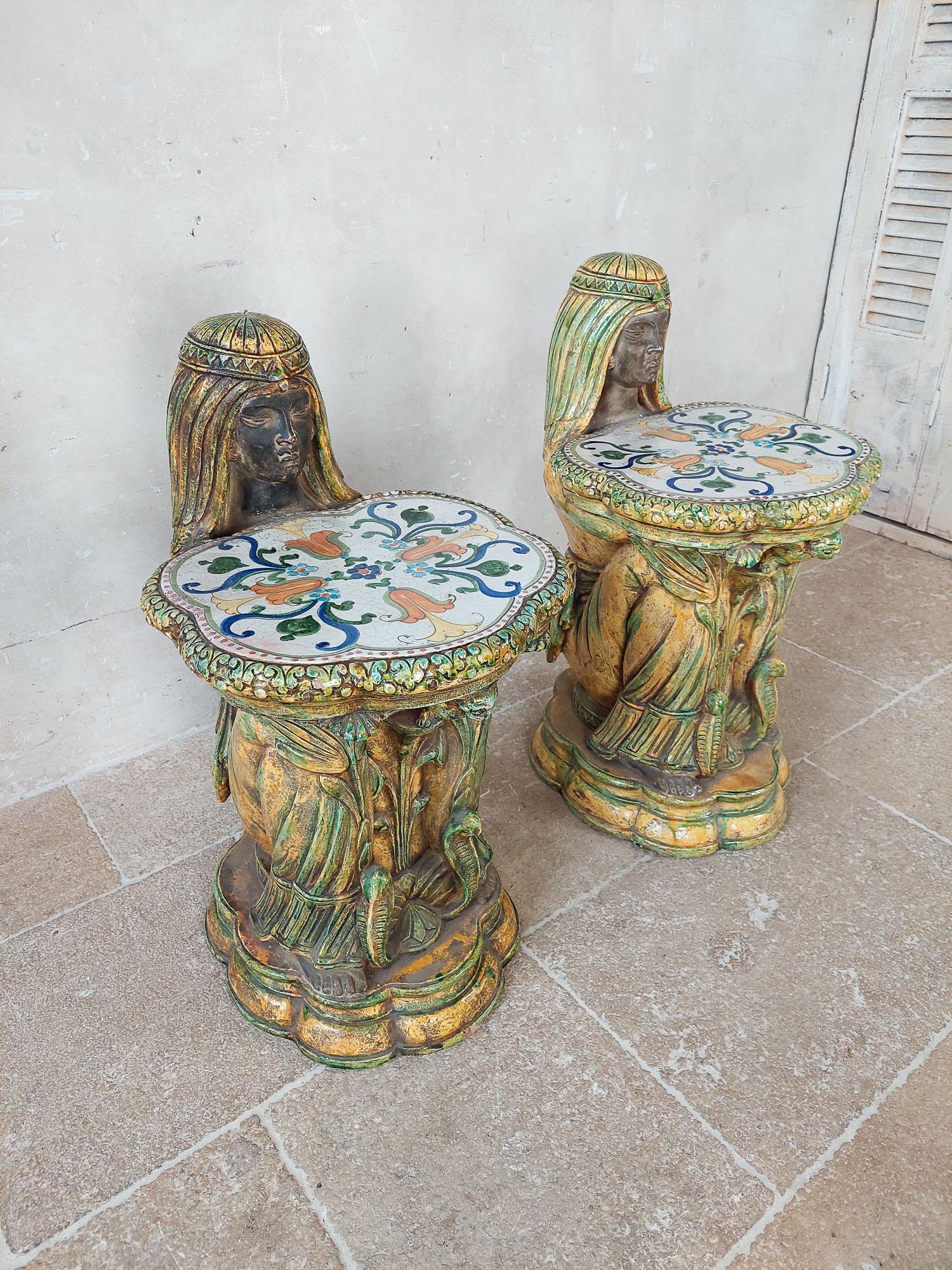 Paire de sièges de jardin en porcelaine majolique italienne du milieu du siècle dernier Bon état - En vente à Baambrugge, NL