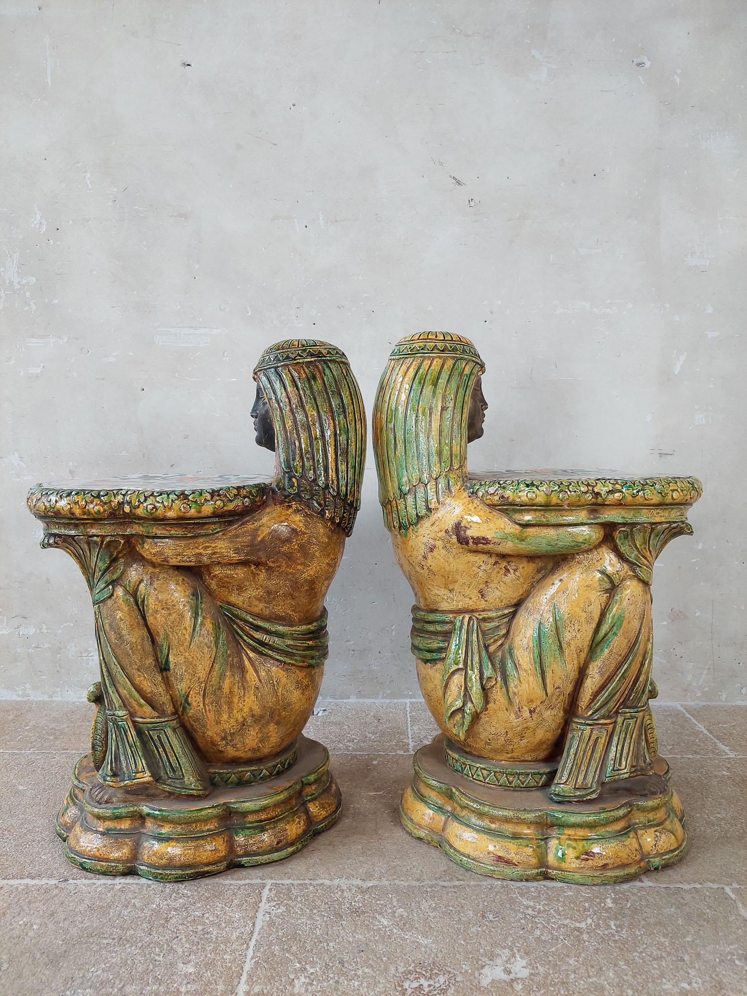 Paire de sièges de jardin en porcelaine majolique italienne du milieu du siècle dernier en vente 3