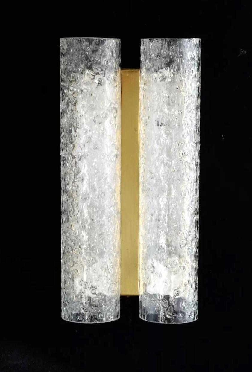 Pareja de apliques de pared de dos luces de latón y cristal de Murano italiano de mediados de siglo, años 70 Moderno de mediados de siglo en venta