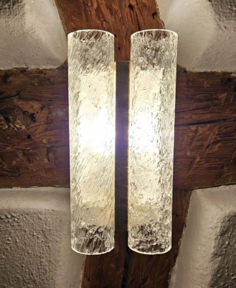 Pareja de apliques de pared de dos luces de latón y cristal de Murano italiano de mediados de siglo, años 70 Metal en venta