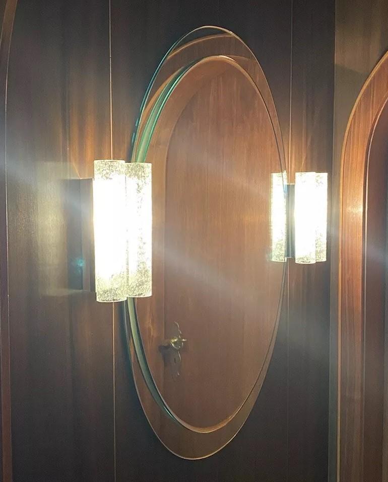 Pareja de apliques de pared de dos luces de latón y cristal de Murano italiano de mediados de siglo, años 70 en venta 1