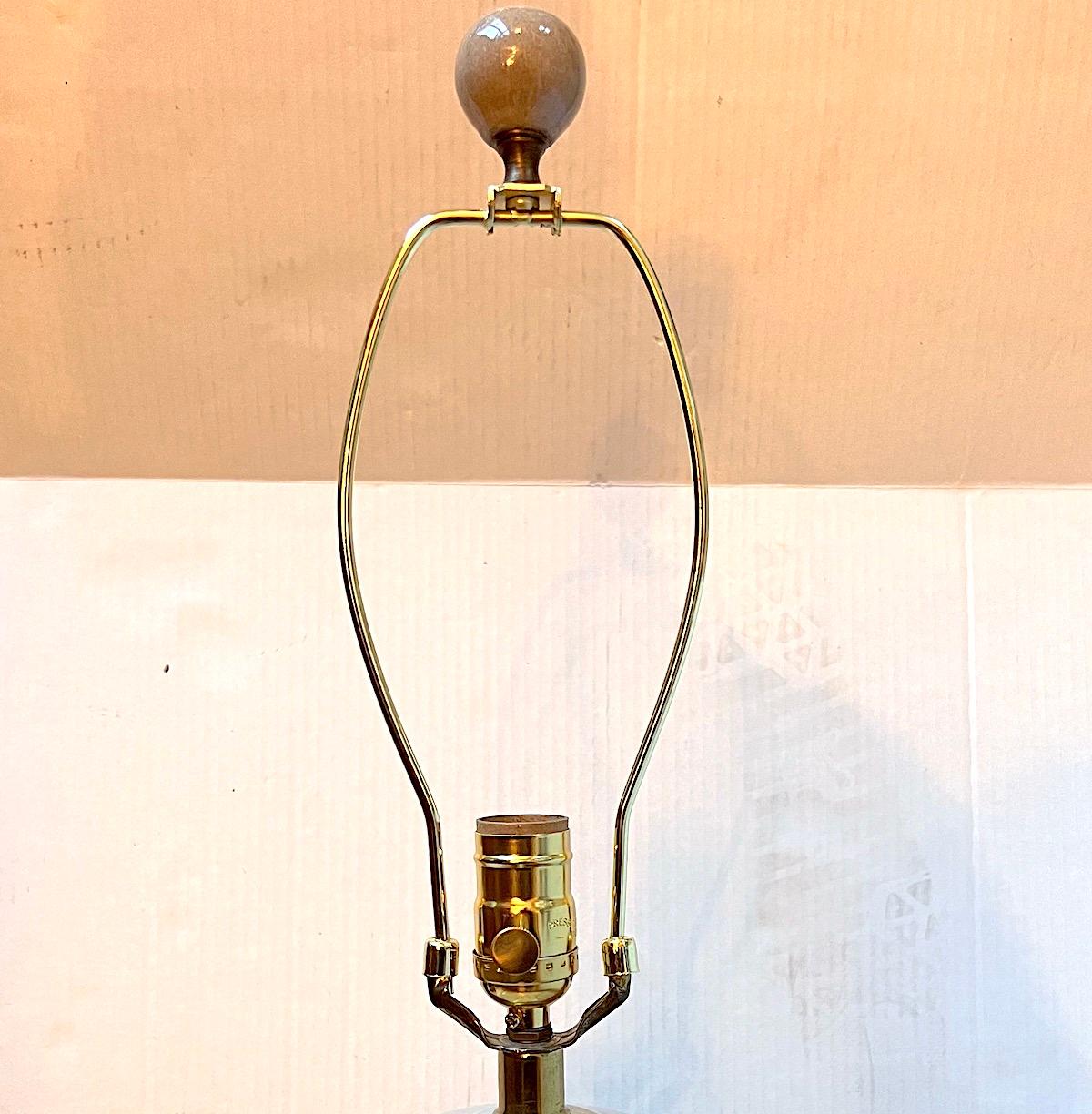 Vernissé Paire de lampes en porcelaine italienne du milieu du siècle dernier en vente
