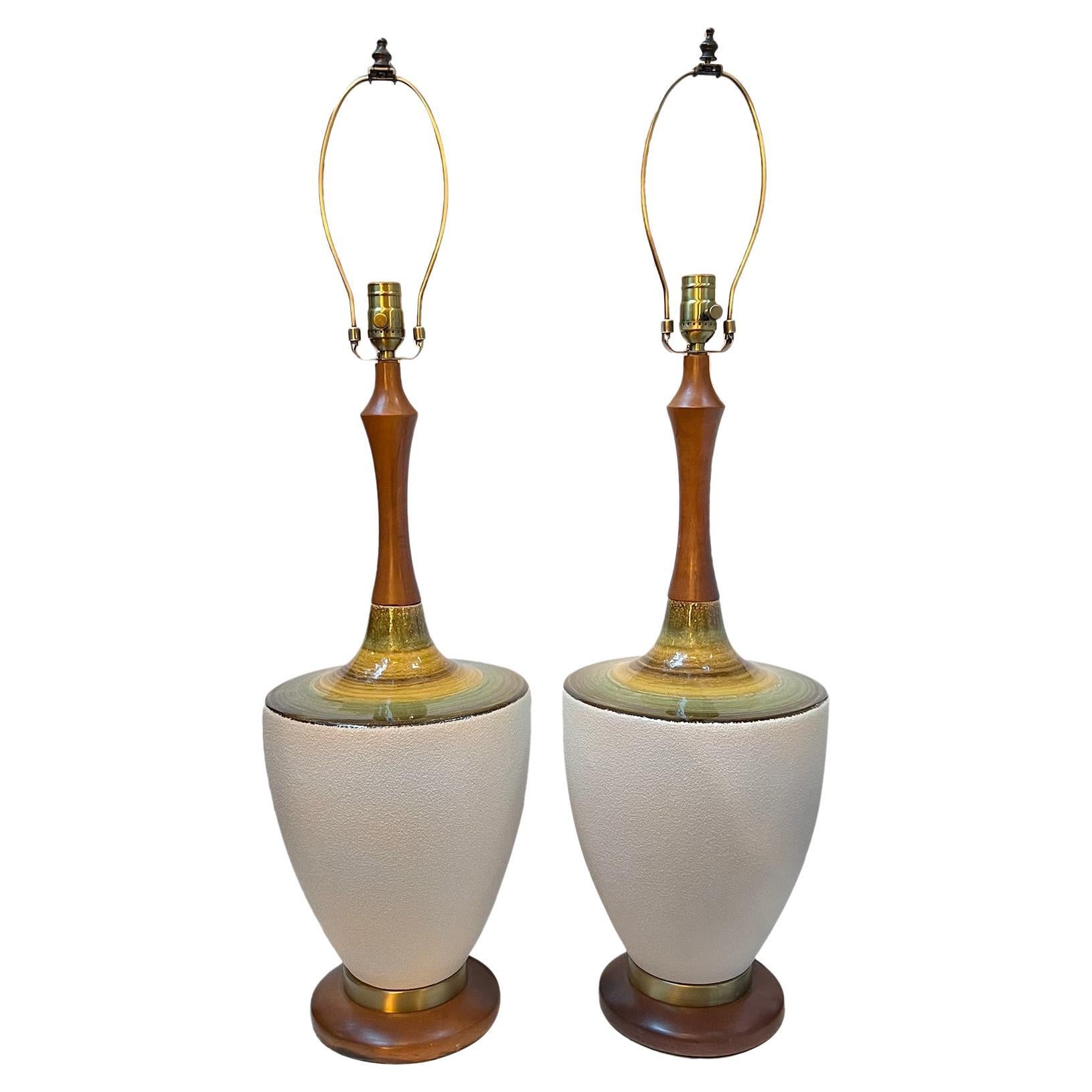 Paire de lampes en porcelaine italienne du milieu du siècle dernier
