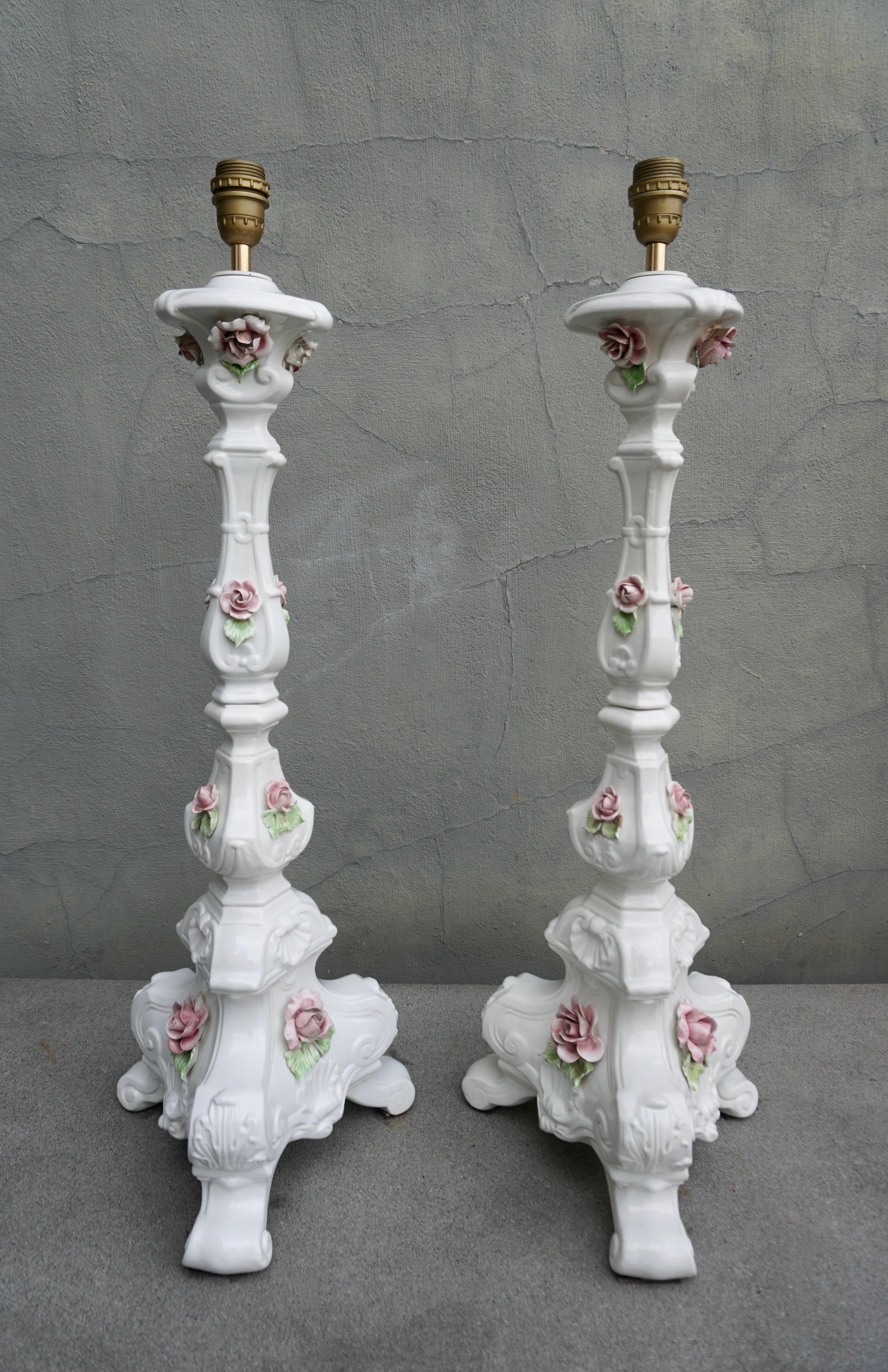 Paire de grandes lampes de table en porcelaine italienne à fleurs roses, datant des années 1970.

Mesures : 
Hauteur du corps : 32.6