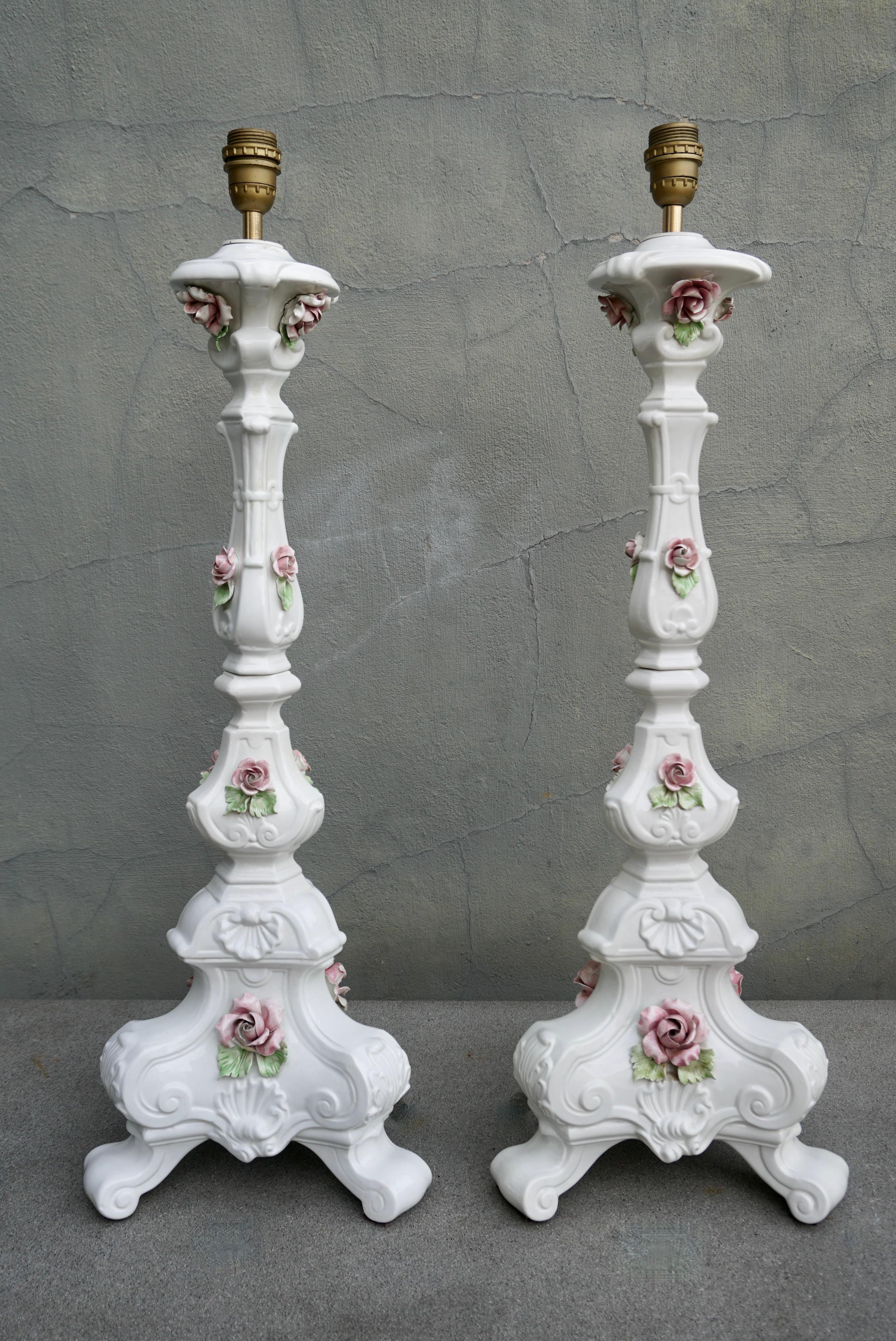 Vernissé Paire de lampes italiennes de style rococo du milieu du siècle dernier en vente