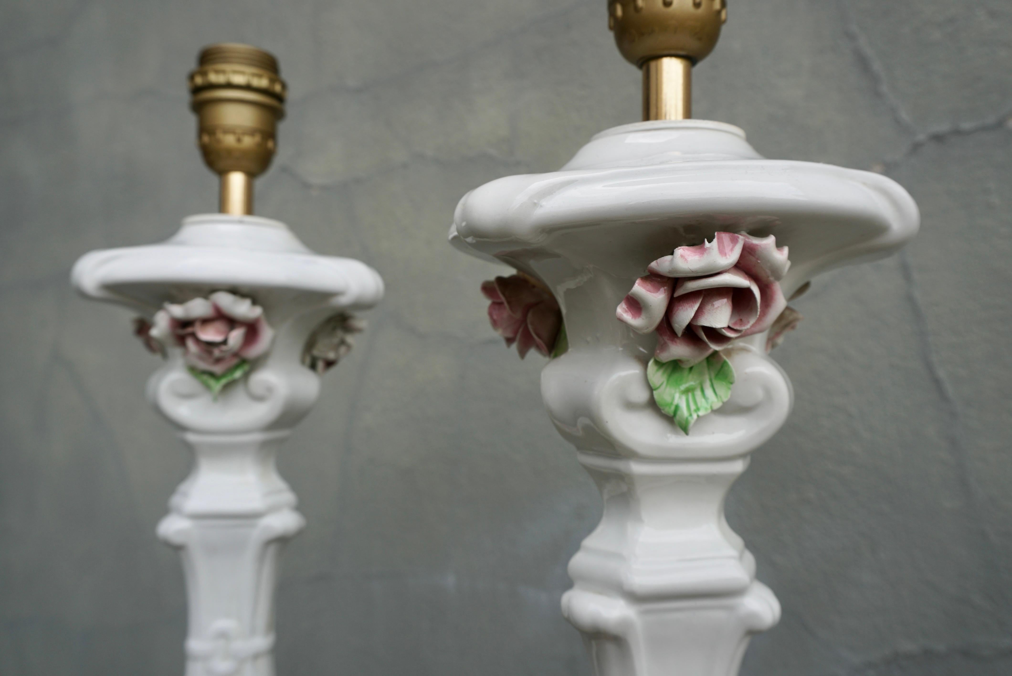 Laiton Paire de lampes italiennes de style rococo du milieu du siècle dernier en vente
