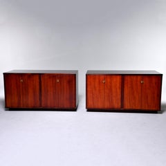 Pareja de armarios italianos de mediados de siglo de palisandro con detalles de ébano