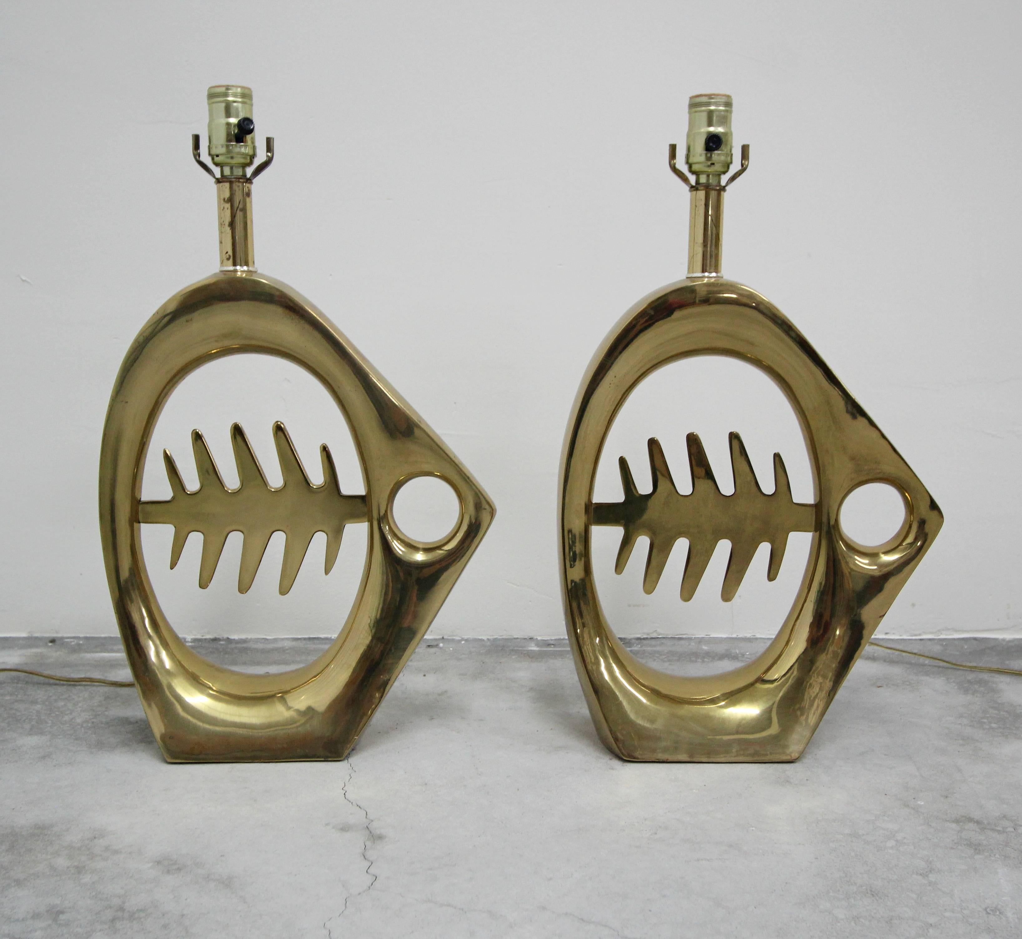 Stunning pair of midcentury Italian solid brass sculptural fish lamps. Clean modernist style.

Some age appropriate patina, but could easily be polished back to their original glory.

Lamp are in working condition however, we assume that the