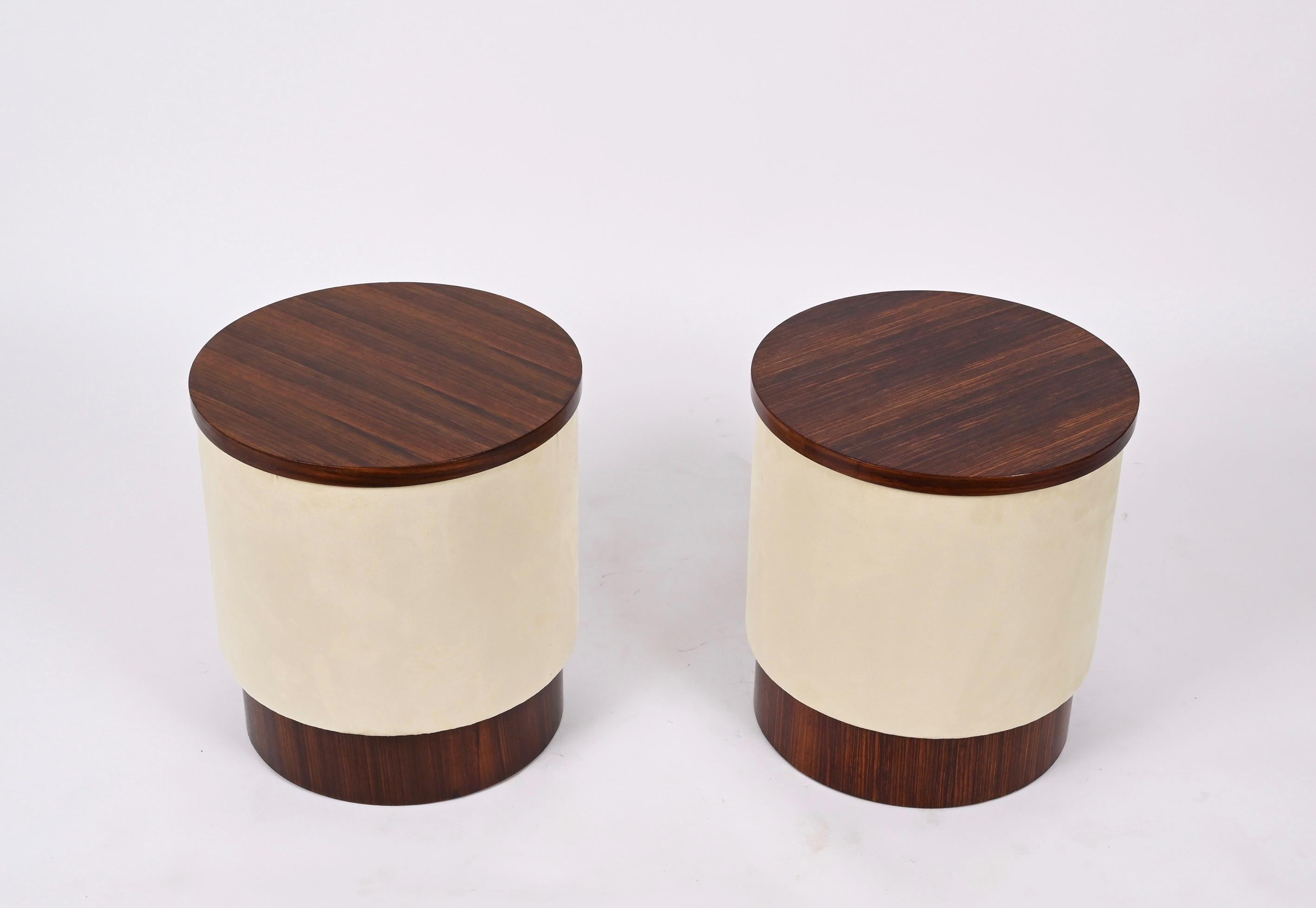 Amazing pair of midcentury round walnut wood poufs. These fantastic items in the style of Willy Rizzo were produced in Italy during the 1970s.

The mix of elegant, smooth and sleek walnut structure with stunning wood grain is mixed with the