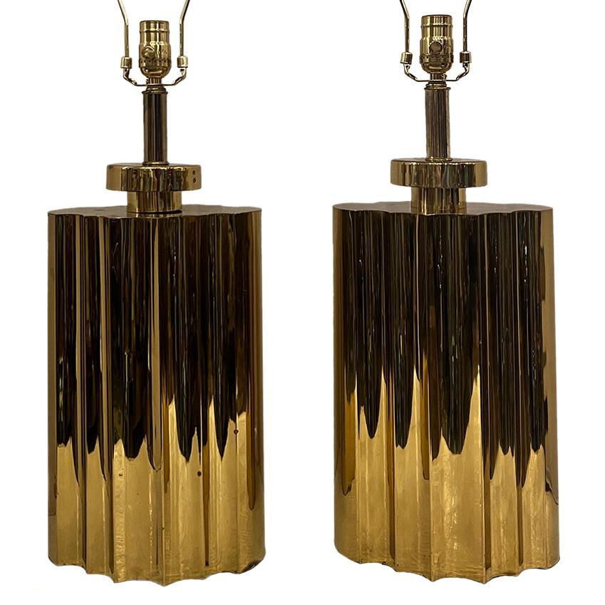 Ein Paar italienischer Tischlampen aus gehämmertem Messing aus den 1960er Jahren in geriffelter/gewellter Form. 

Abmessungen:
Höhe des Körpers: 19,5