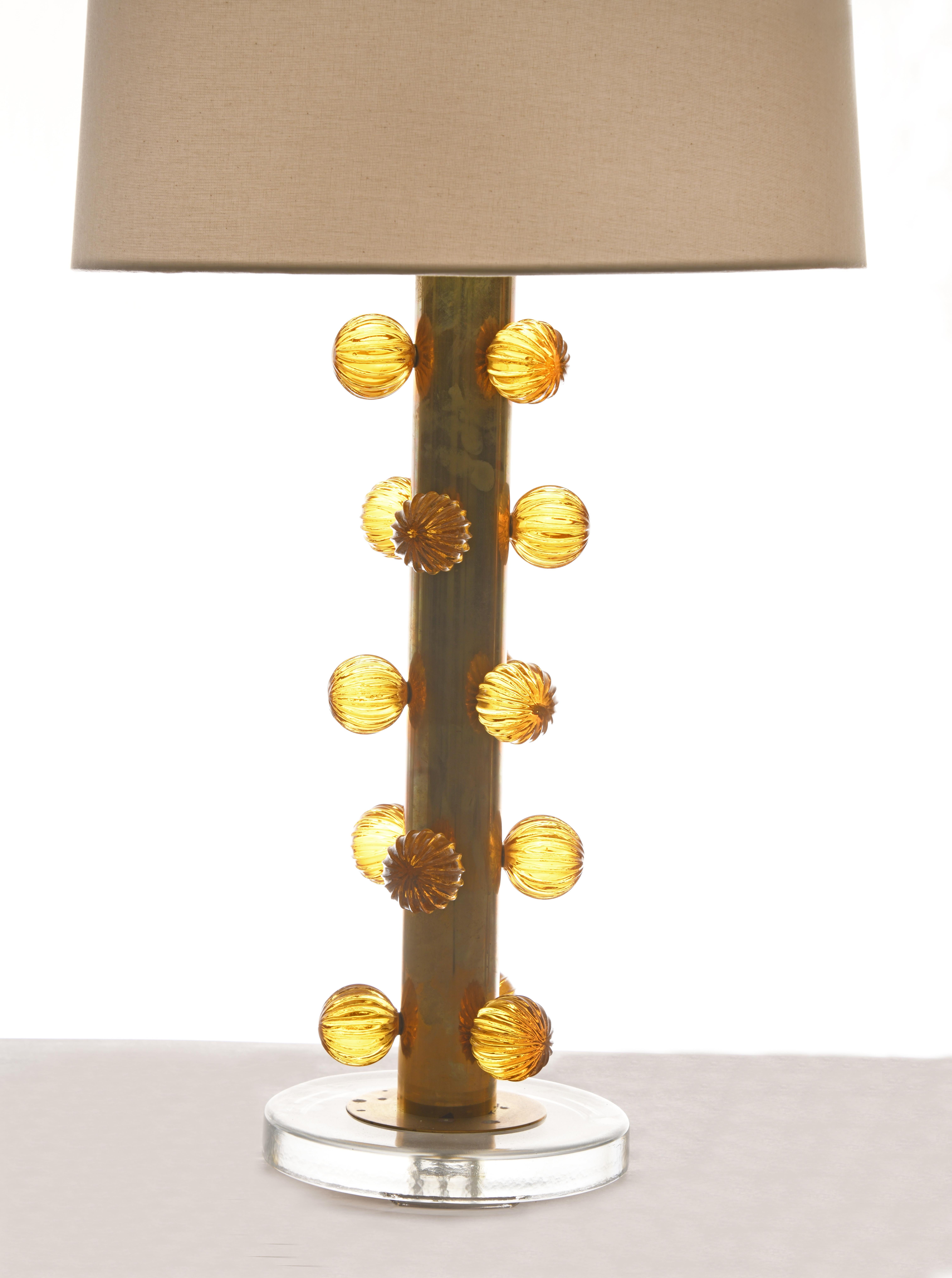Fait main Paire de lampes de table italiennes anciennes du milieu du siècle à côtes ambrées et montures en laiton en vente