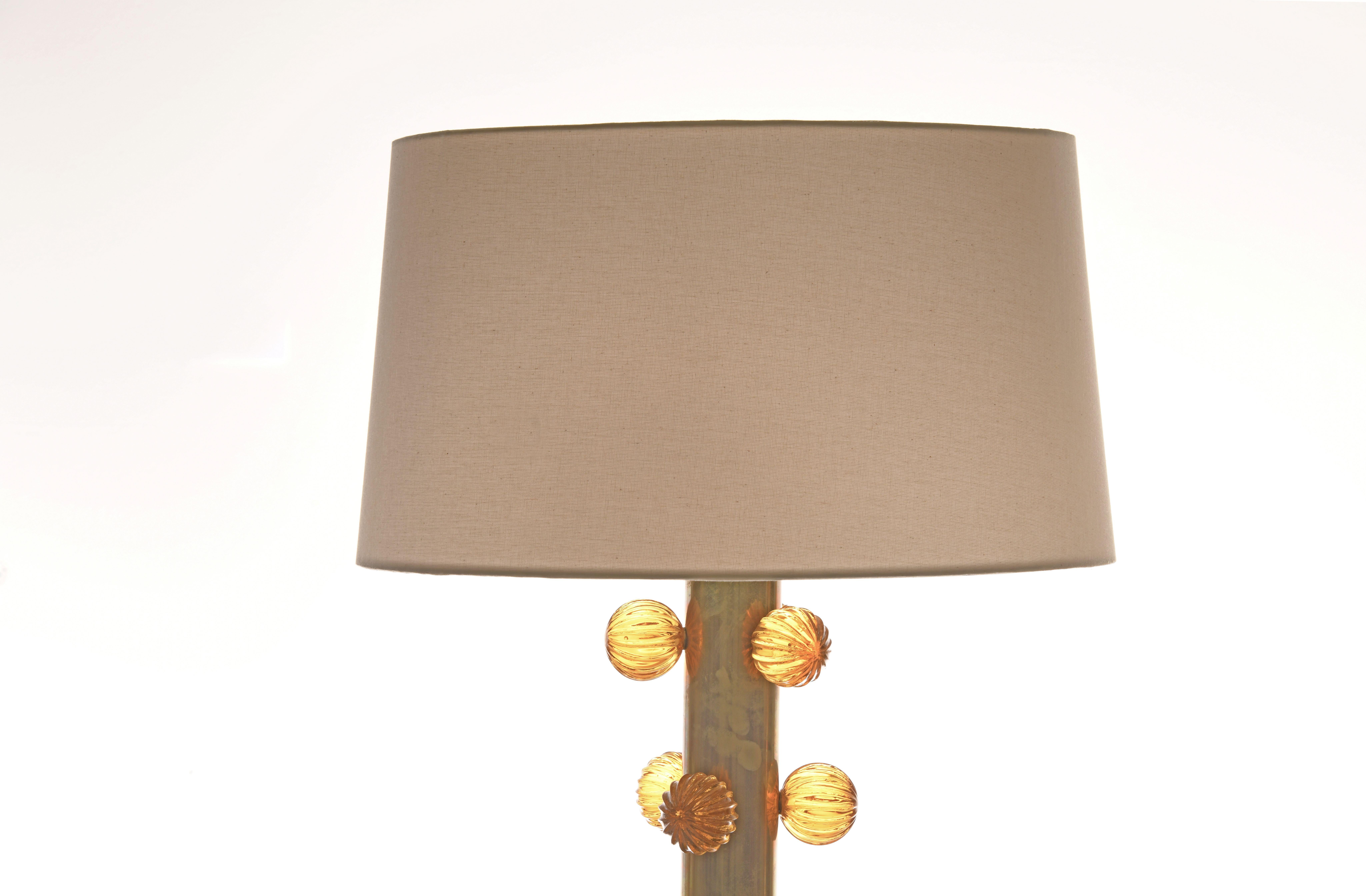 Paire de lampes de table italiennes anciennes du milieu du siècle à côtes ambrées et montures en laiton Excellent état - En vente à LA, CA