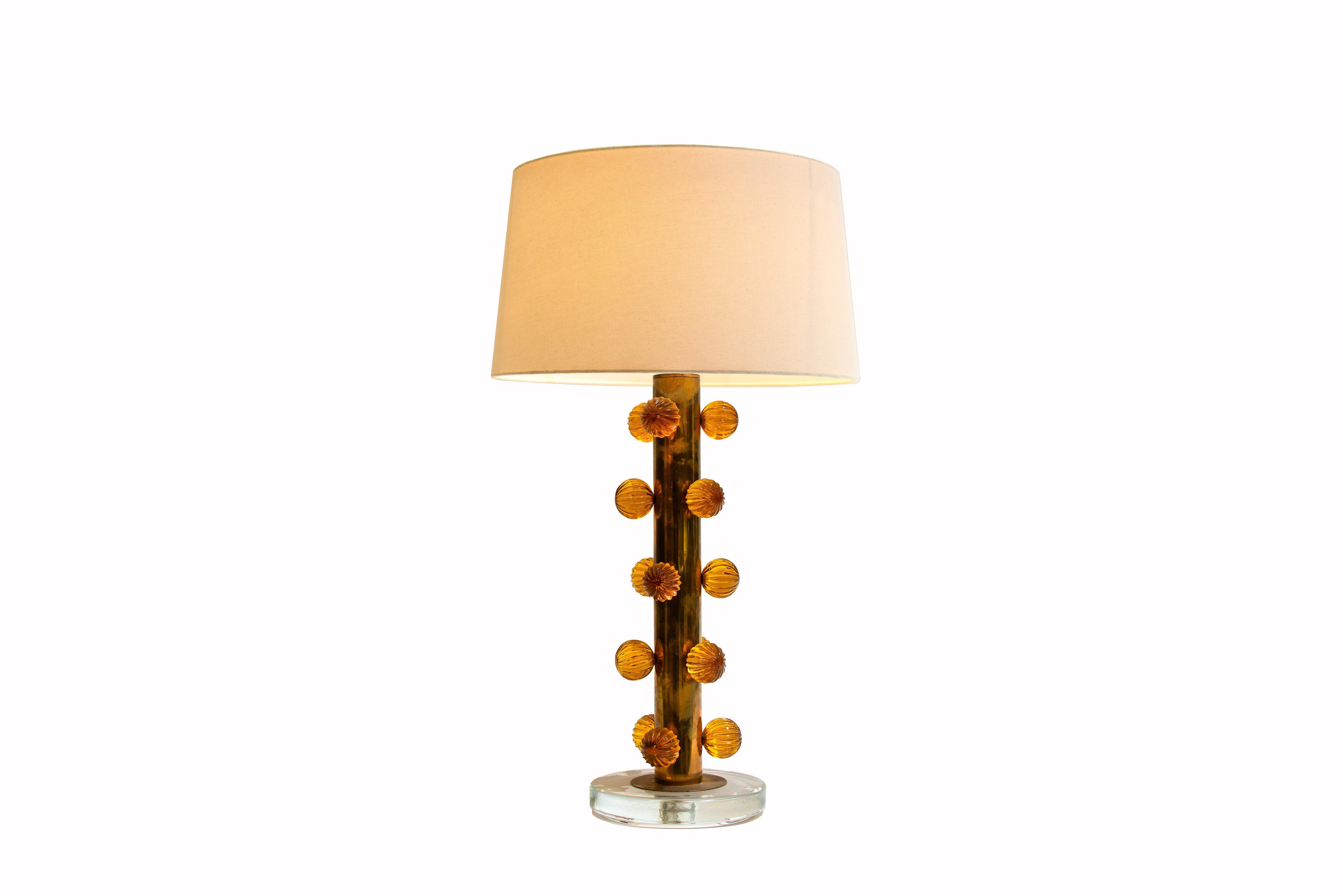 Fin du XVIIe siècle Paire de lampes de table italiennes anciennes du milieu du siècle à côtes ambrées et montures en laiton en vente