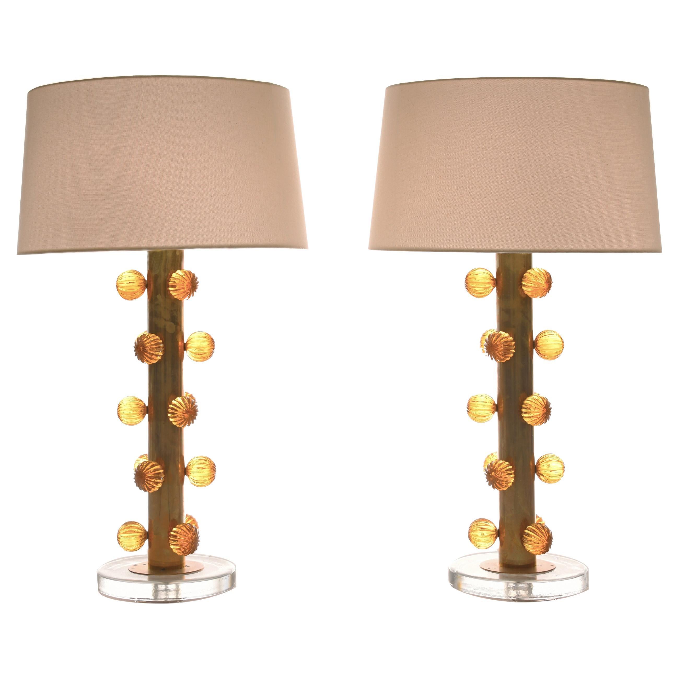 Paire de lampes de table italiennes anciennes du milieu du siècle à côtes ambrées et montures en laiton en vente