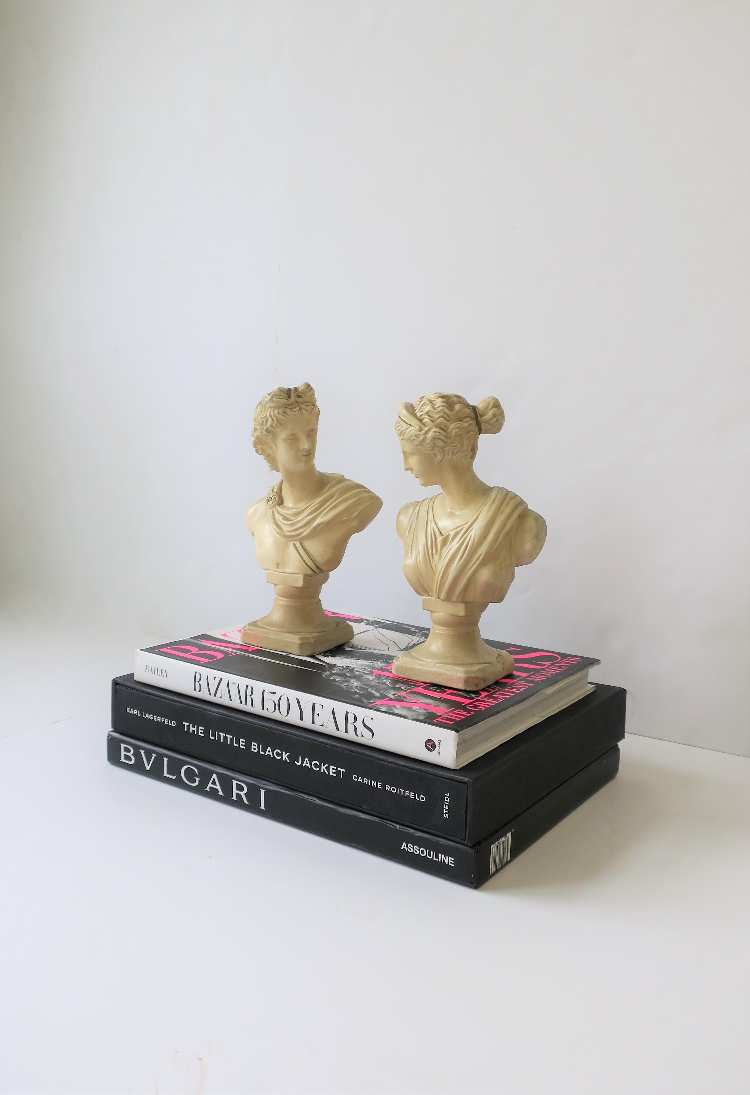Pair of Midcentury Italian White Plaster Classic Roman Bust Sculptures In Good Condition In New York, NY