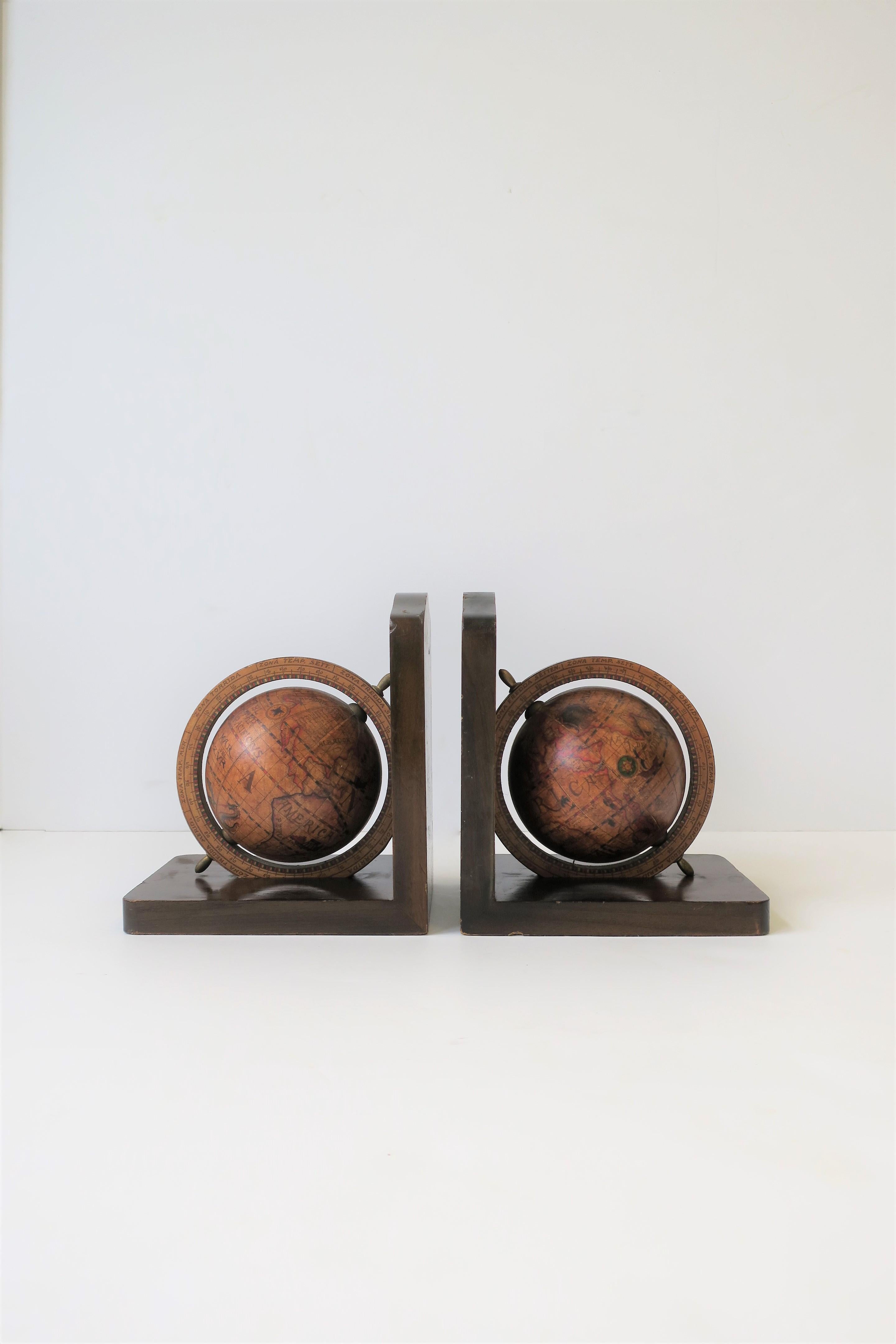 Pair of Midcentury Italian World Globe Bookends In Good Condition In New York, NY
