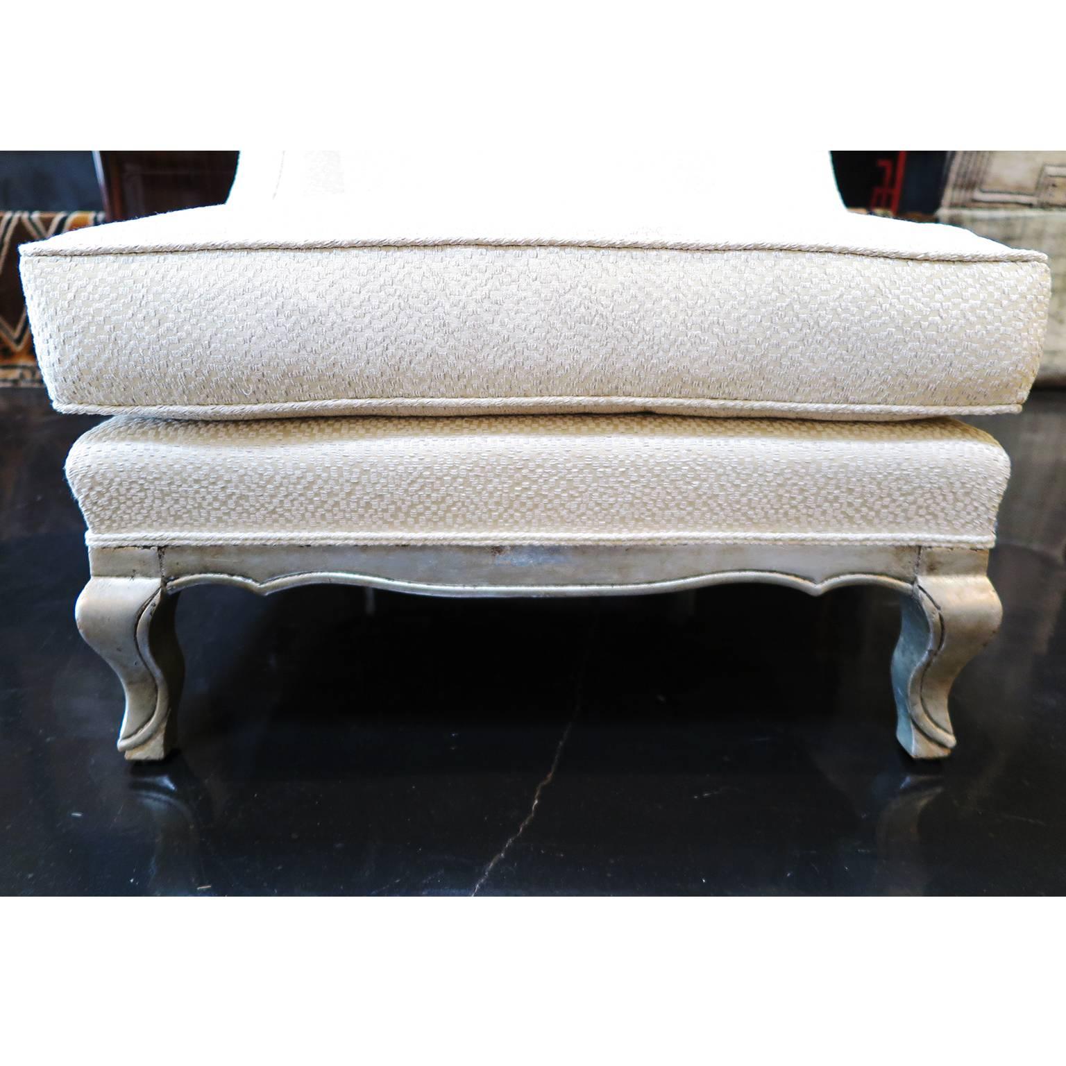 20ième siècle Paire de fauteuils de salon en lin et soie ivoire du milieu du siècle dernier, États-Unis, années 1950 environ en vente