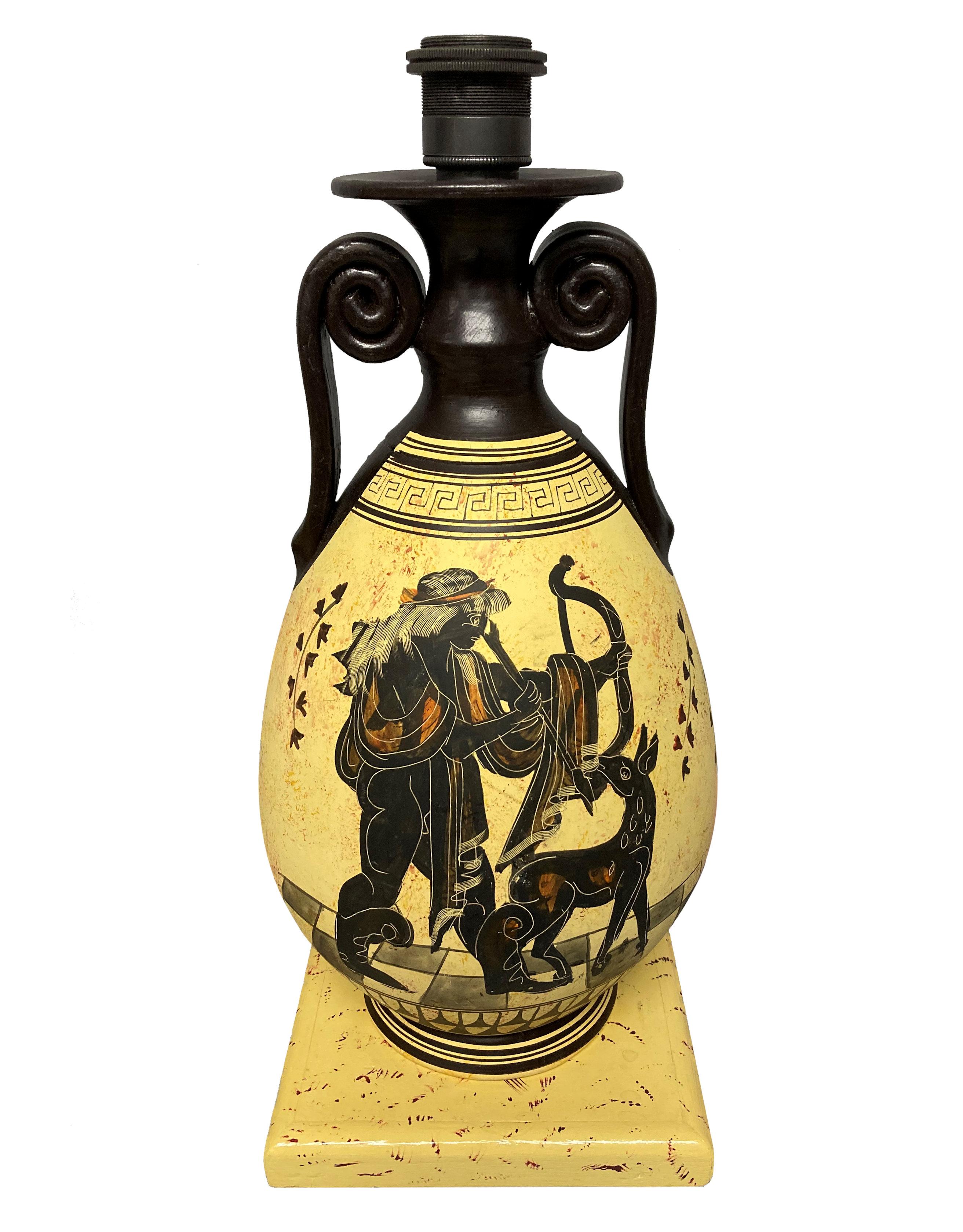 Paire de vases krater en terre cuite peints à la main sur toutes les faces, représentant des guerriers grecs, datant du milieu du siècle dernier. Avec bases en faux travertin, raccords E27 en bronze, avec cordon et interrupteurs en soie brune.