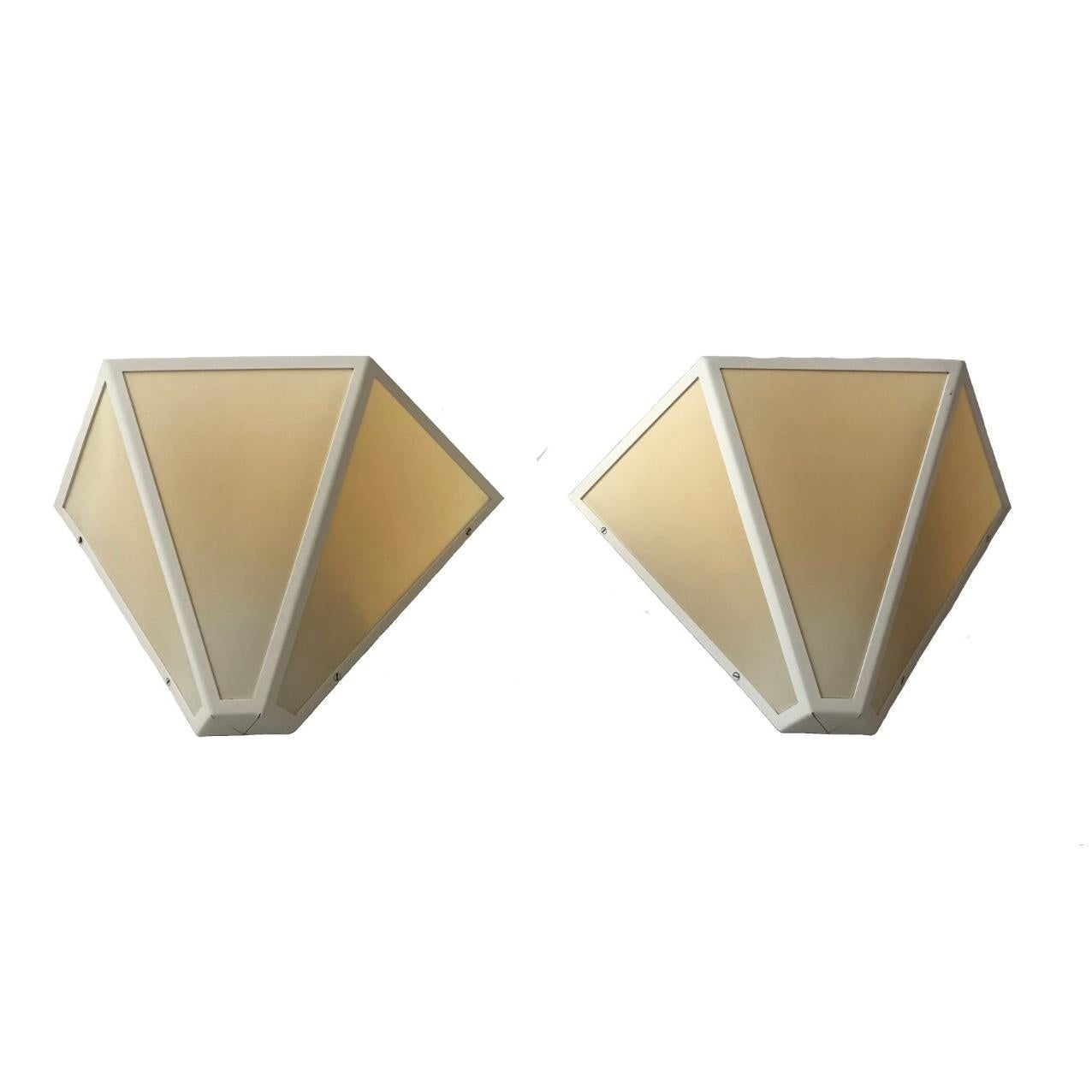 Large Pair of mid-century Spanish Lucite and metal wall sconces. These wall sconces are made in Barcelona (Spain) by Metalarte during 1980s.
Each wall sconce has embedded behind the brand “Metalarte”.
Each lamp is equipped with 1 light sockets