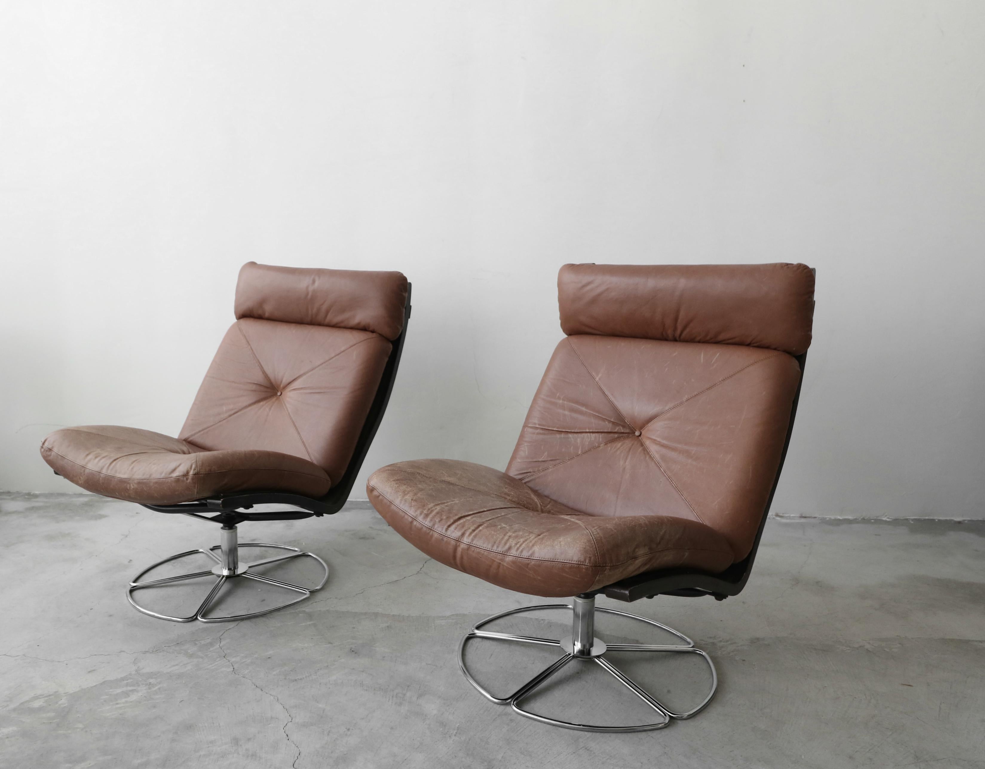 A simple yet sophisticated pair of 1970s vintage leather swivel chairs. Chairs have beautiful patina on the leather giving them lots of that age appropriate character. 

The chairs are in great condition for their age. Leather is patinated but not