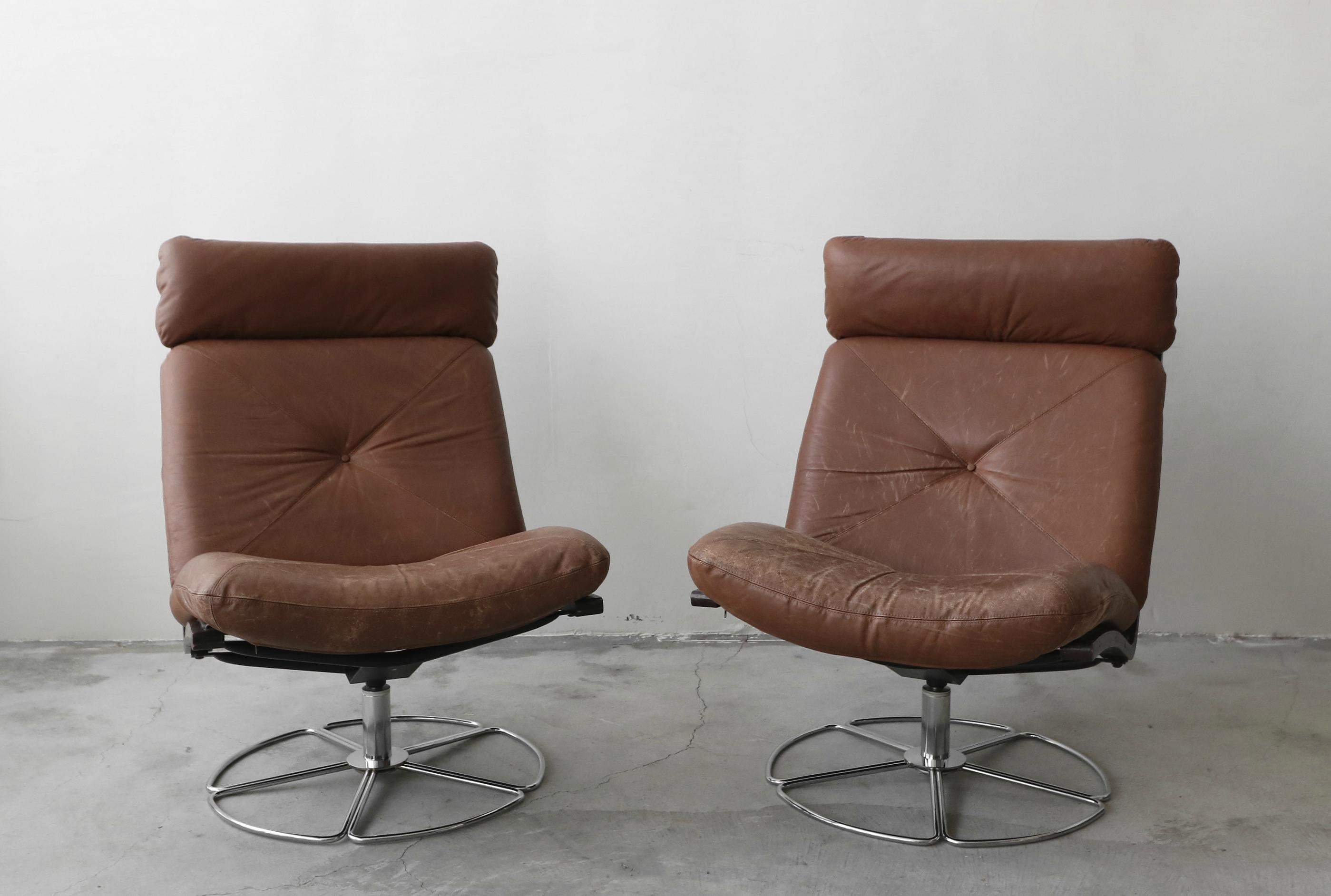 Minimalist Pair of Midcentury Leather and Chrome Swivel Lounge Chairs
