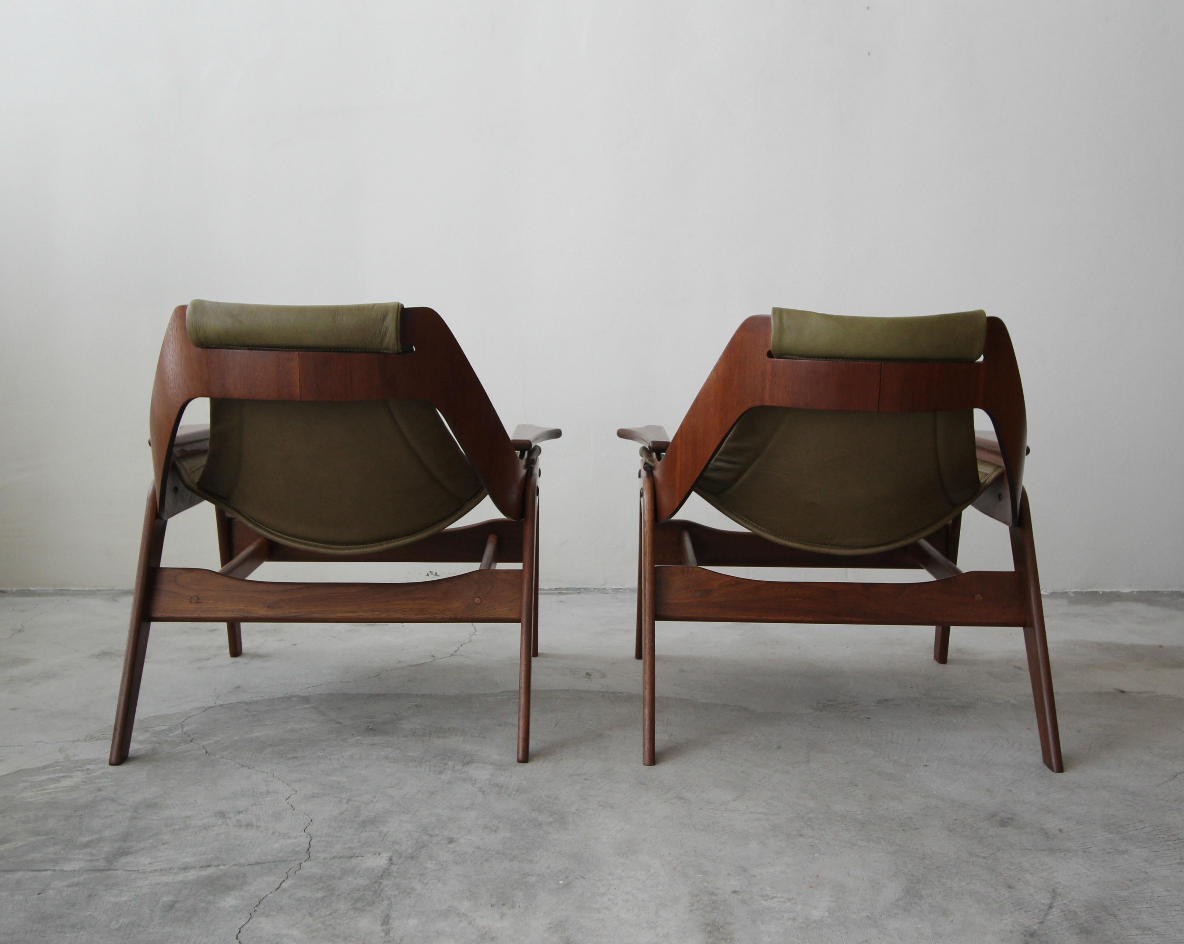 Pair of Midcentury Leather and Walnut Sling Chairs by Jerry Johnson In Excellent Condition In Las Vegas, NV