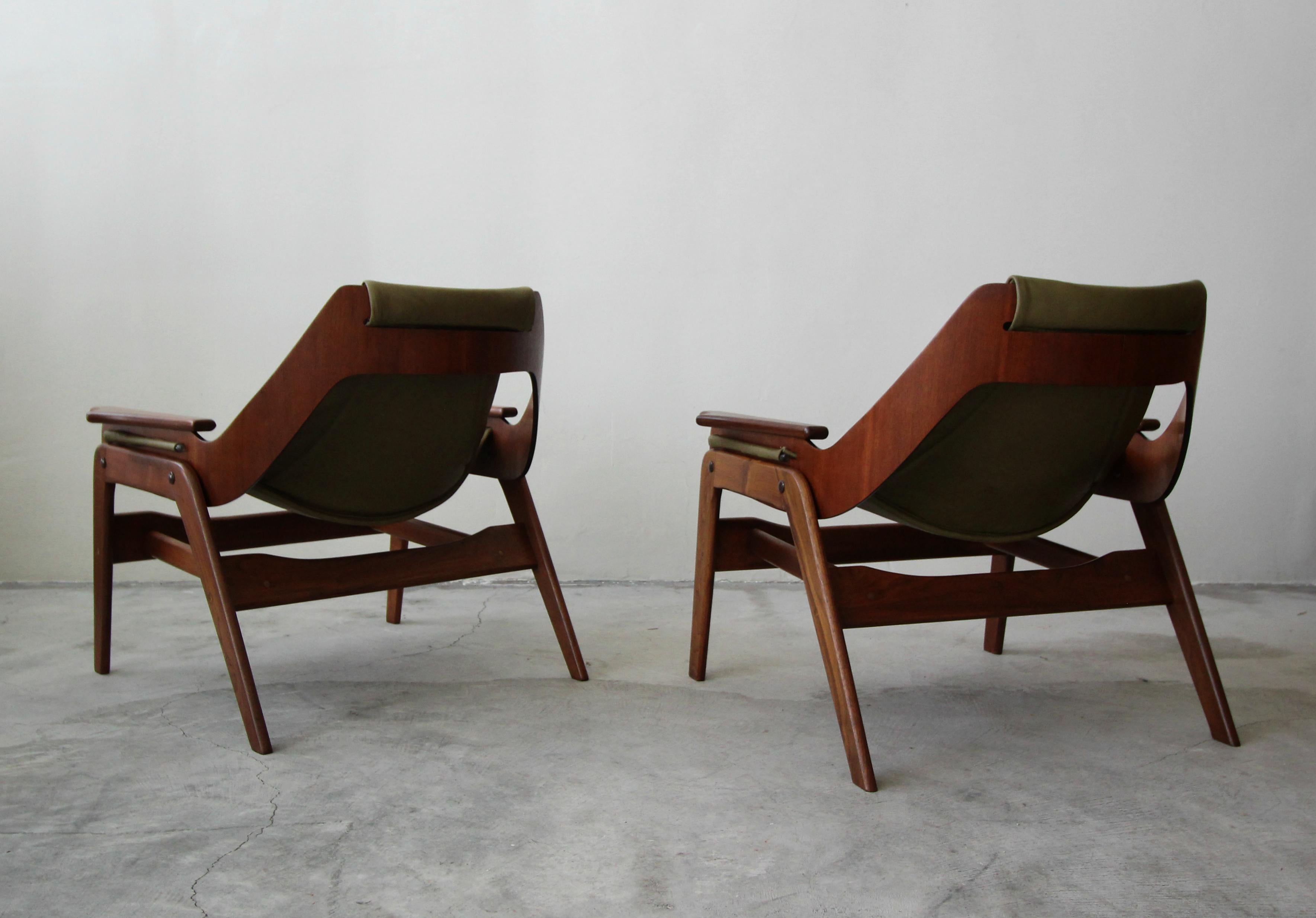 Pair of Midcentury Leather and Walnut Sling Chairs by Jerry Johnson In Excellent Condition In Las Vegas, NV