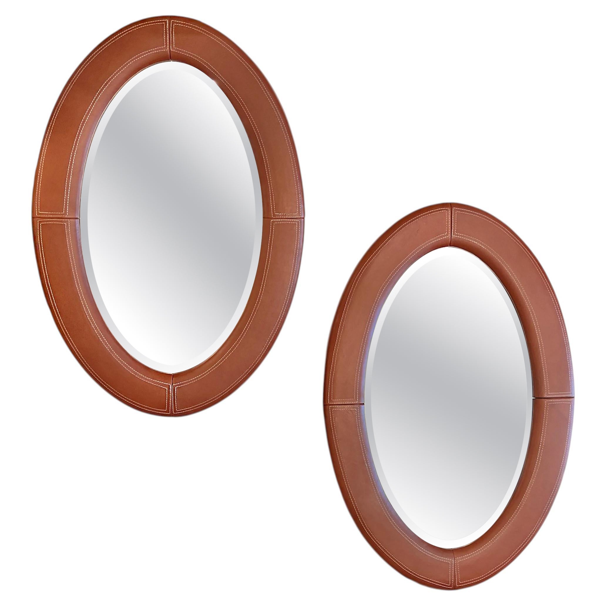Paire de miroirs en cuir du milieu du siècle. Vendu à l'unité. en vente