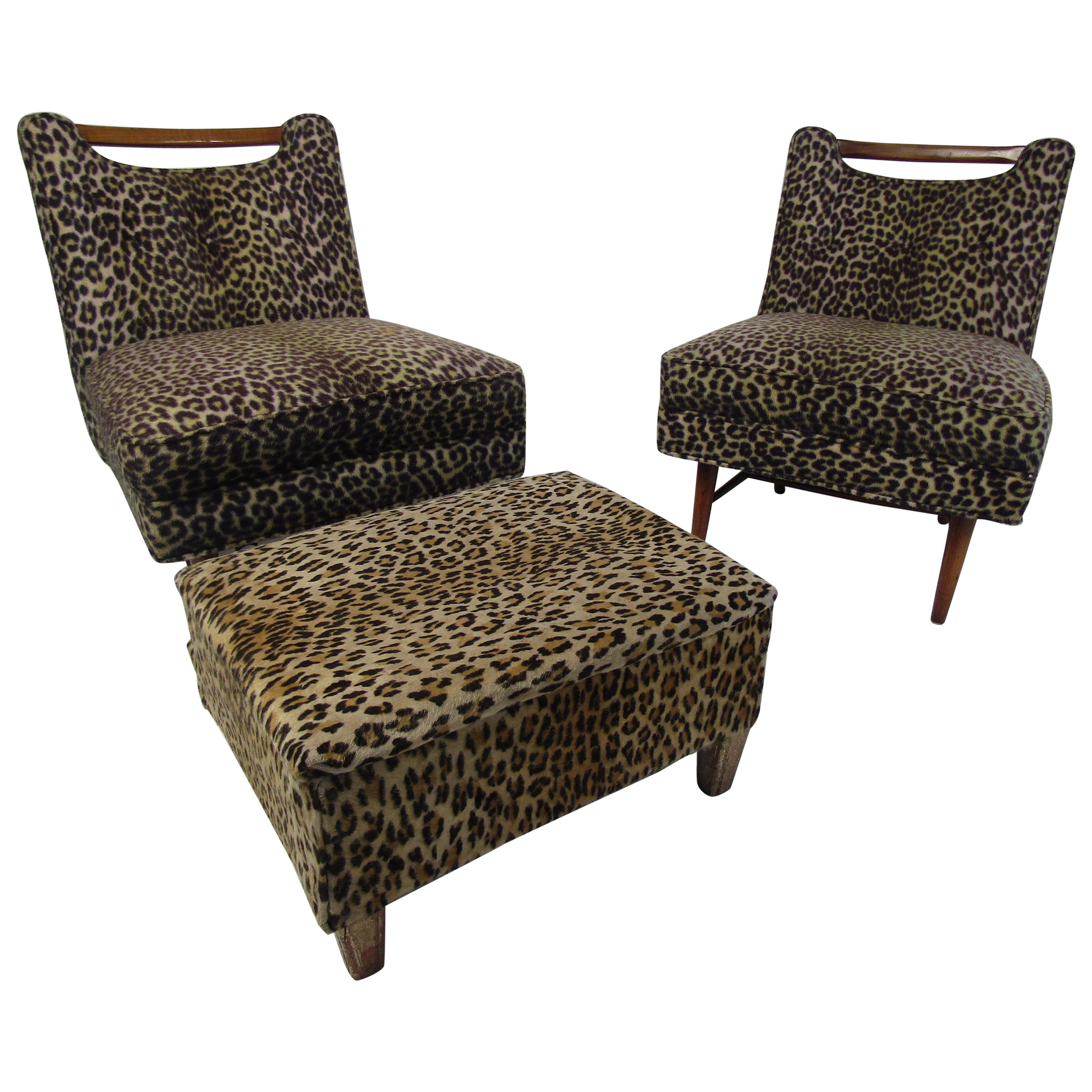 Paire de fauteuils de salon du milieu du siècle dernier à imprimé léopard avec pouf