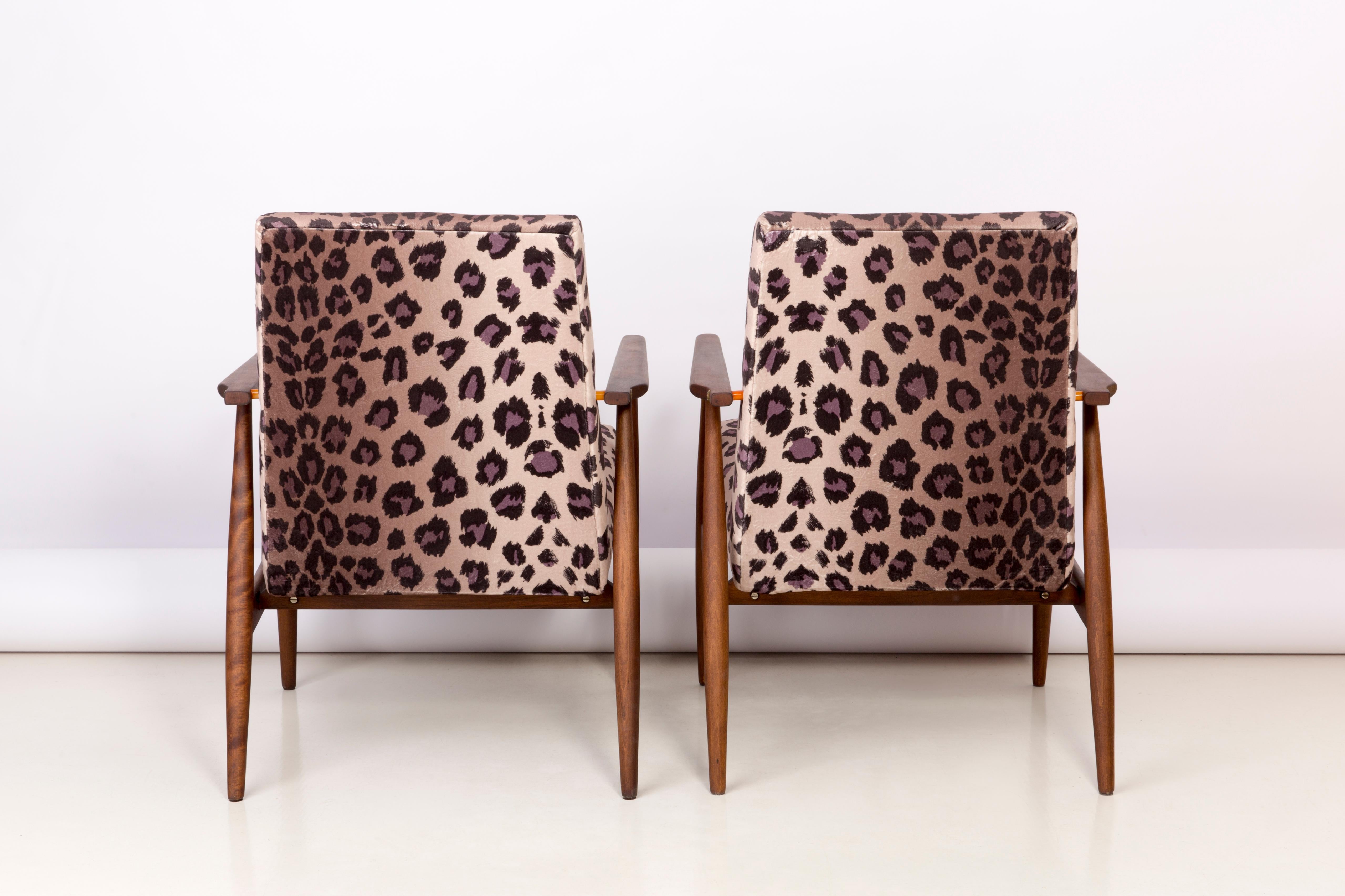 Hand-Crafted Pair of Midcentury Leopard Print Velvet Dante Armchairs, H. Lis, 1960s For Sale