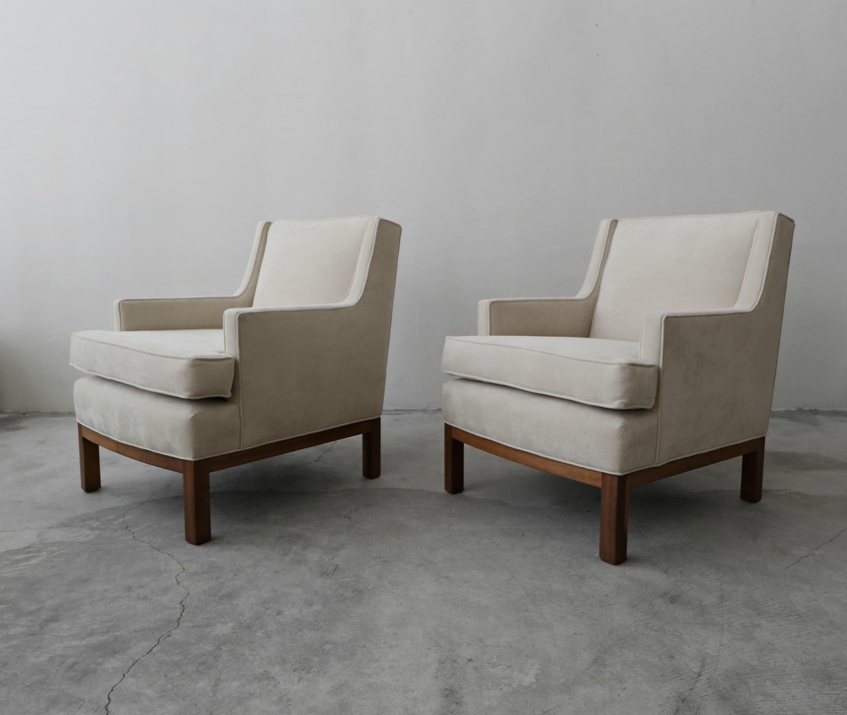 Understated pair of Mid-Century Modern lounge chairs. They are very simple Classic chairs, with gorgeous lines and beautiful walnut bases.

The chairs are in excellent condition, they have been completely restored with all new foam and fabric.