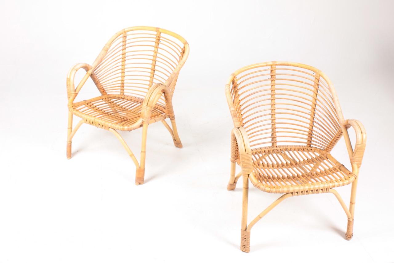 Ein Paar großartig aussehende Bambus-Loungesessel. Entworfen und hergestellt in Dänemark. Toller Originalzustand.