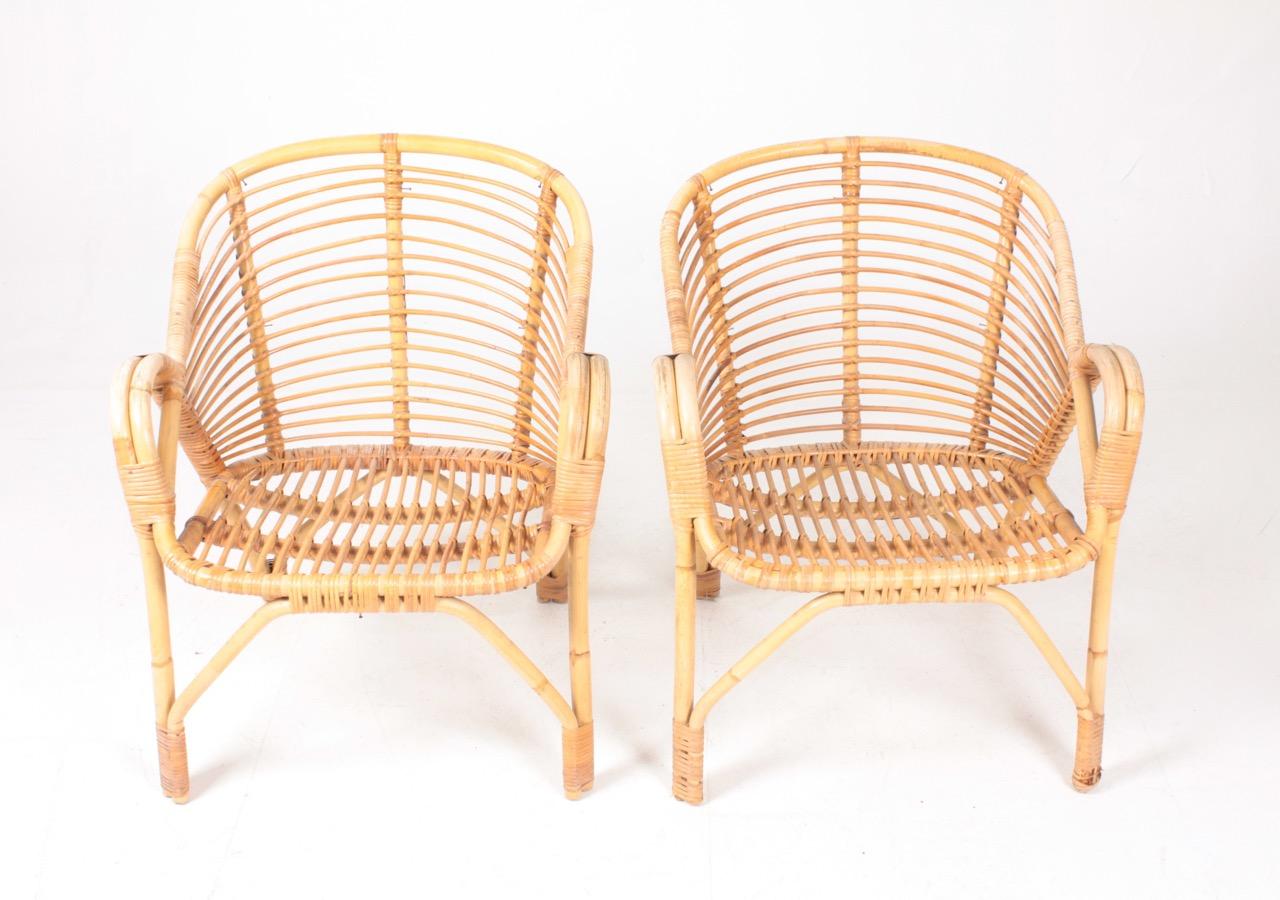 Ein Paar Loungesessel aus der Mitte des Jahrhunderts aus Bambus, hergestellt in Dänemark, 1950 (Mitte des 20. Jahrhunderts) im Angebot