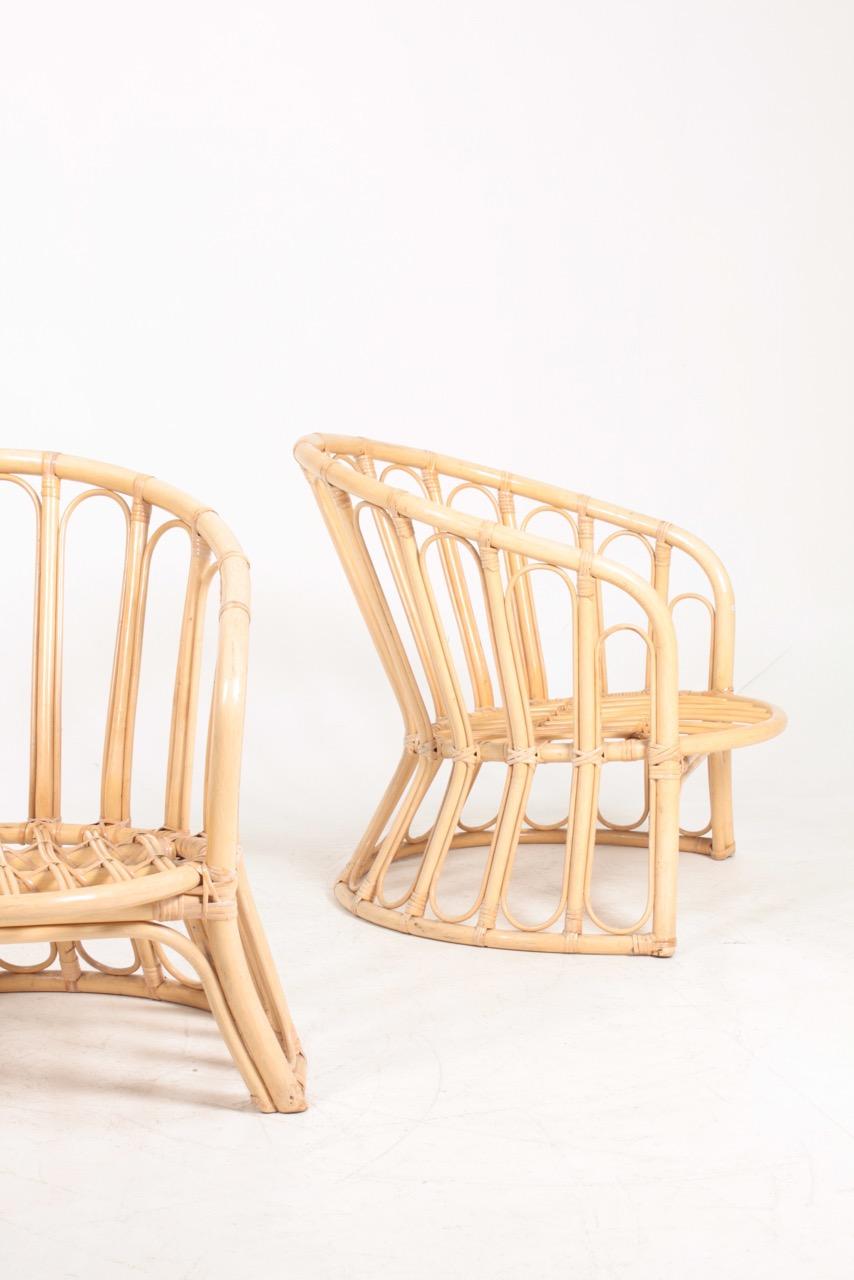 Ein Paar Loungesessel aus Bambus. Entworfen und hergestellt in Dänemark. Toller Originalzustand.