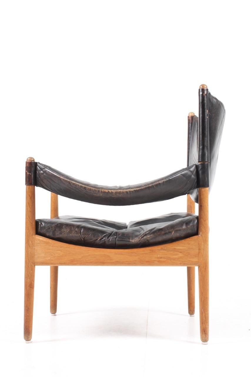 Pair of Midcentury Lounge Chairs in Oak and Patinated Leather, Denmark, 1960s 10